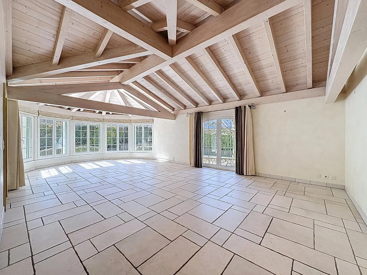 Villa spacieuse de 5,5 pièces avec piscine et jardin - Photo 2 sur 13