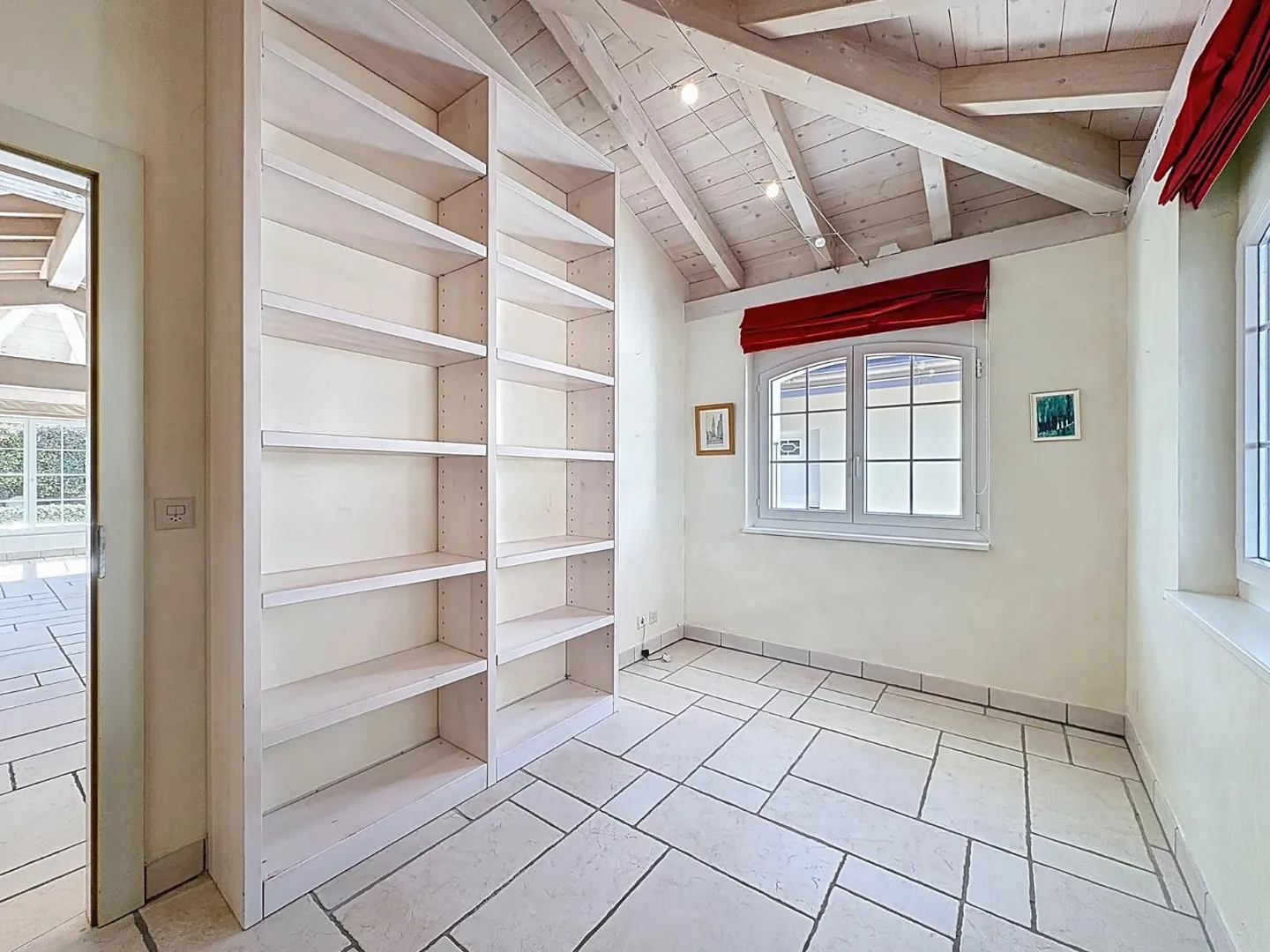 Villa spacieuse de 5,5 pièces avec piscine et jardin - Photo 6 sur 13