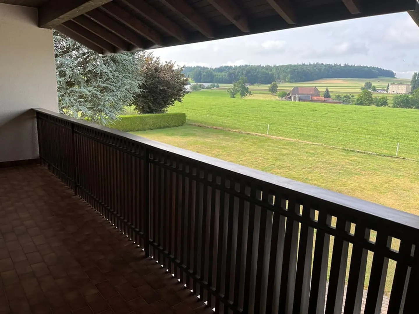 Einfamilienhaus mit viel Umschwung zu vermieten - Photo 3 sur 8