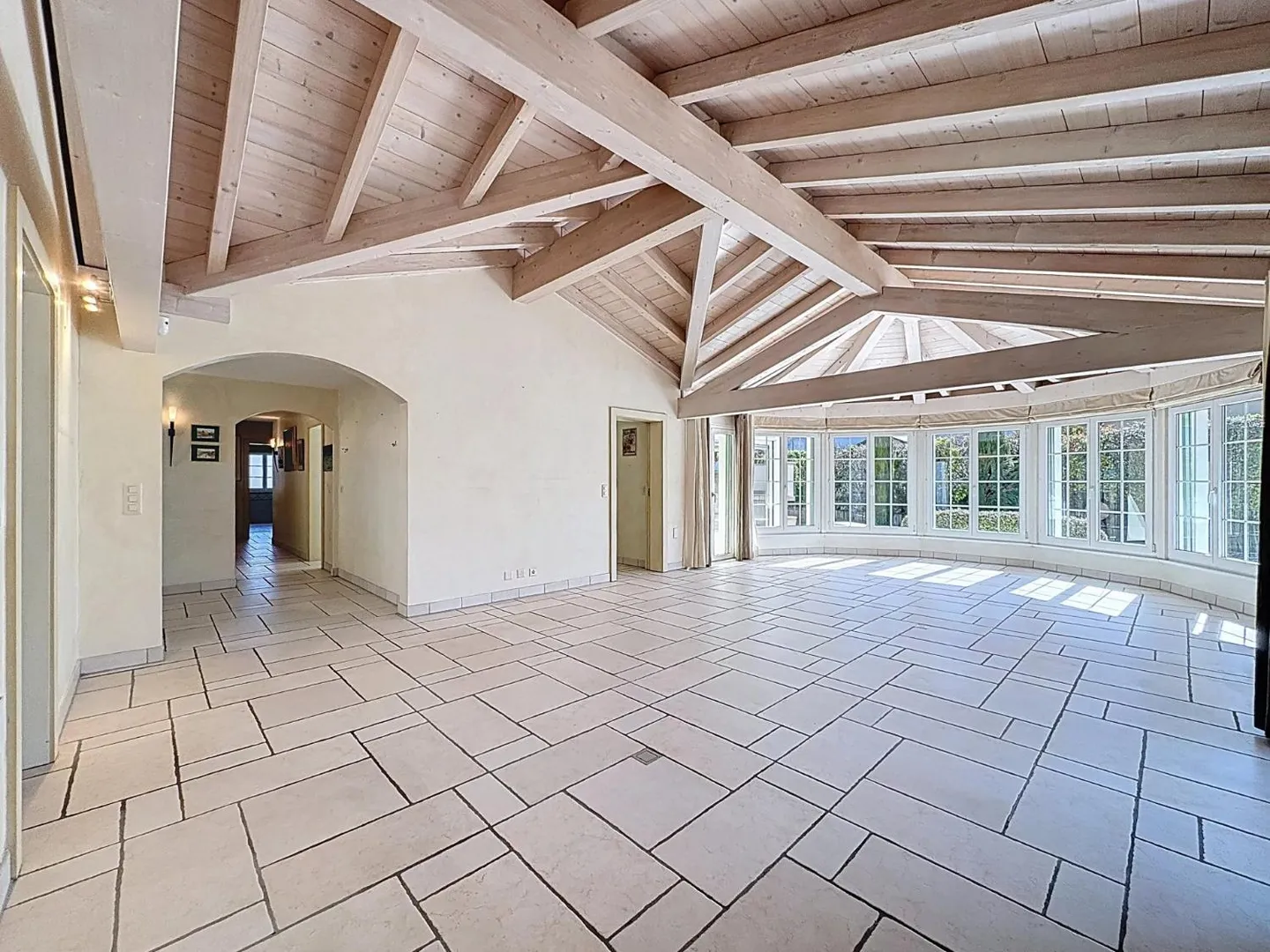 Villa spacieuse de 5,5 pièces avec piscine et jardin - Photo 4 sur 13