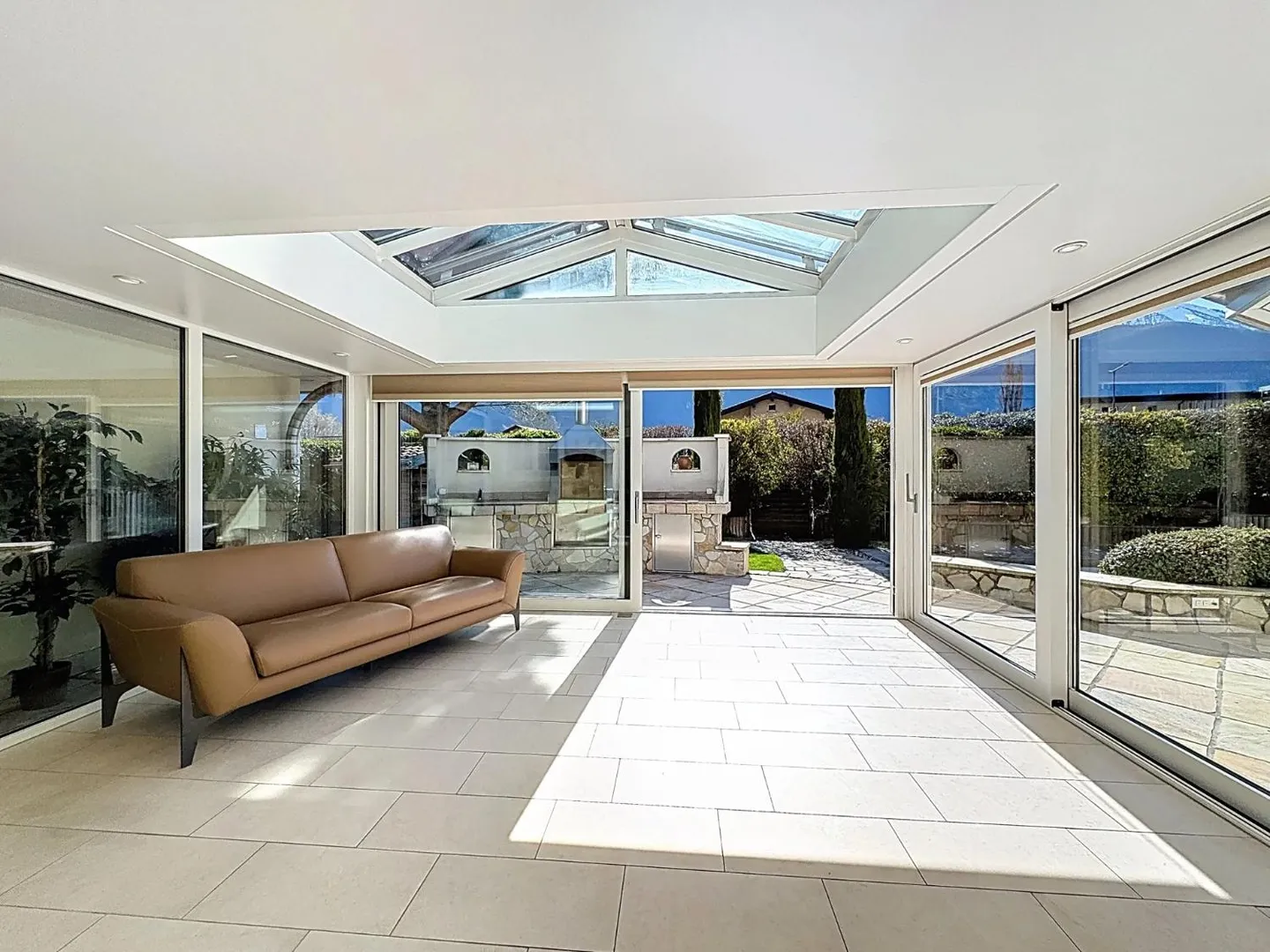 Villa spacieuse de 5,5 pièces avec piscine et jardin - Photo 10 sur 13