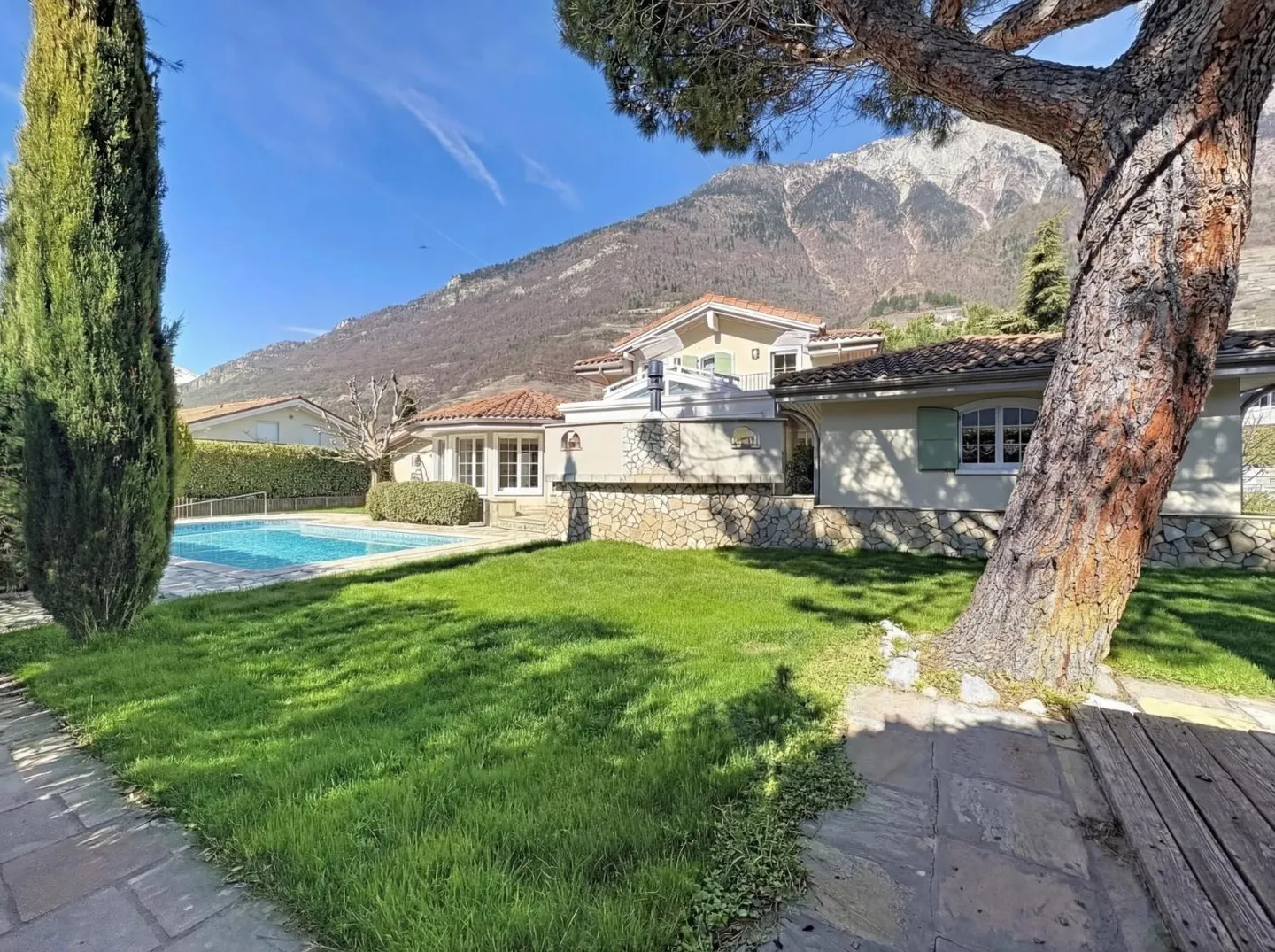 Villa spacieuse de 5,5 pièces avec piscine et jardin - Photo 13 sur 13