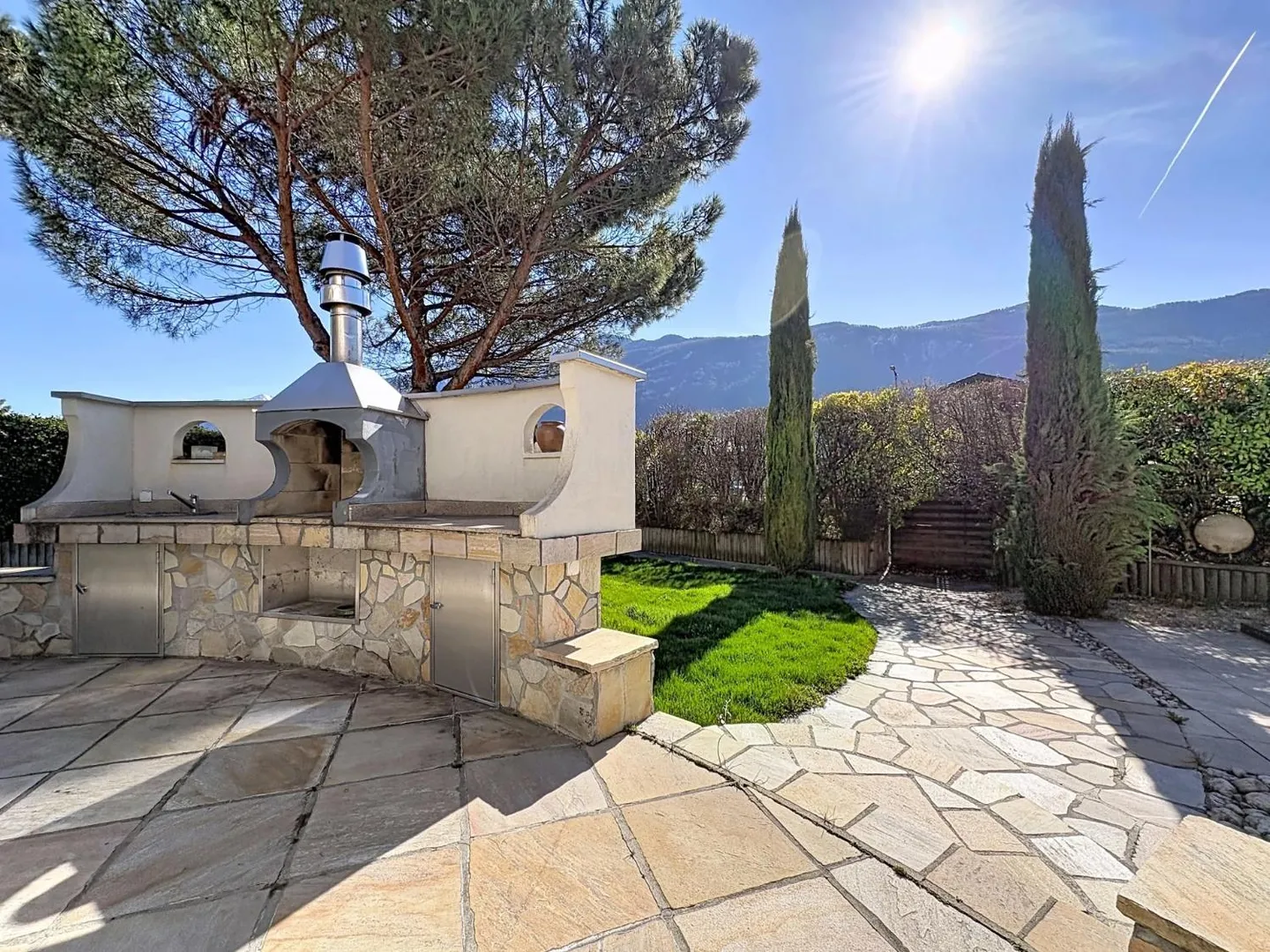 Villa spacieuse de 5,5 pièces avec piscine et jardin - Photo 12 sur 13