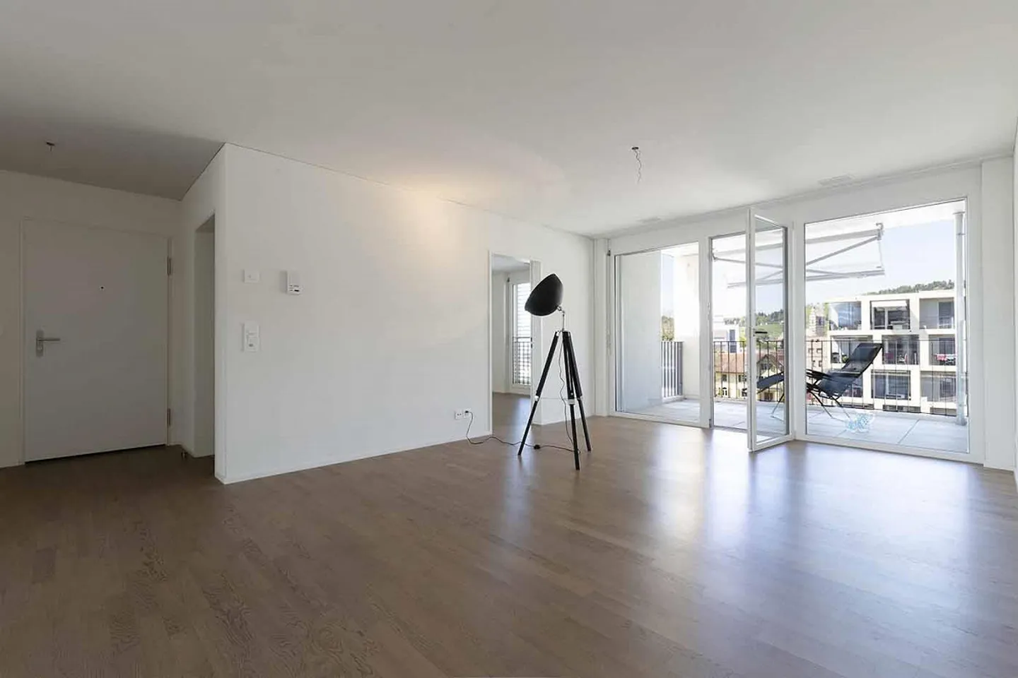 Top modern 3.5 room apartment in the center of Uznach - Photo 2 of 9