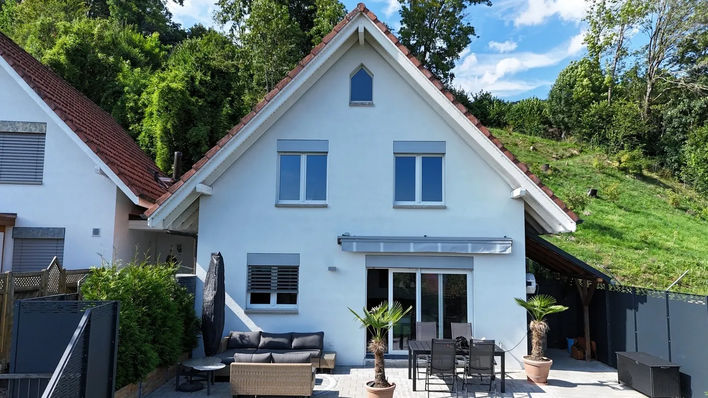 Maison individuelle unique de 3,5 pièces avec vue et oasis de bien-être - Photo 1 sur 21