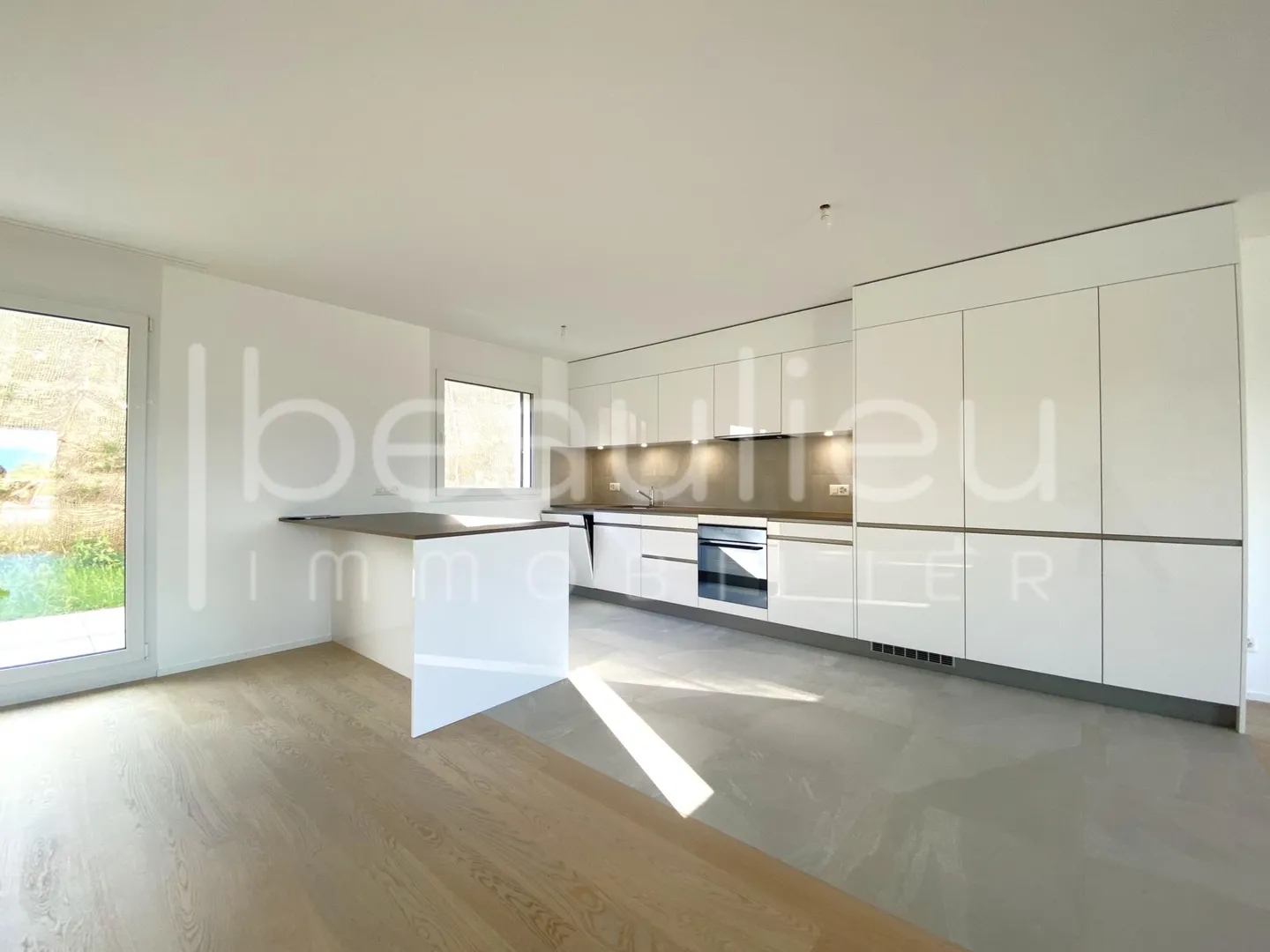 Contemporary Villa with Lake View - Photo 3 of 13