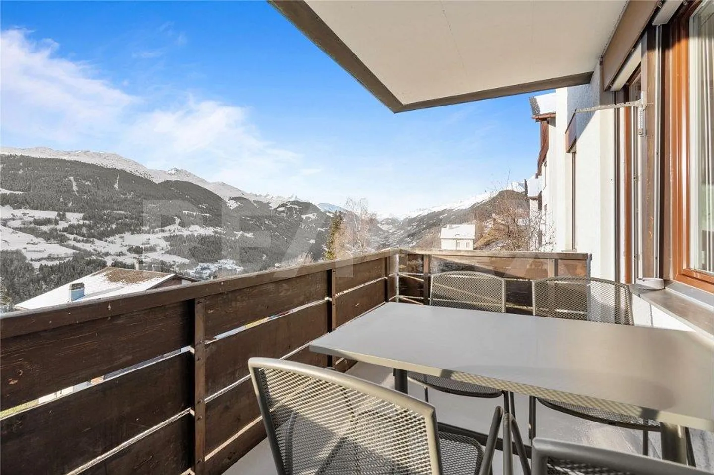 Appartamento ristrutturato di 2 ½ locali con vista incantevole, parcheggio sotterraneo - Foto 1 di 13