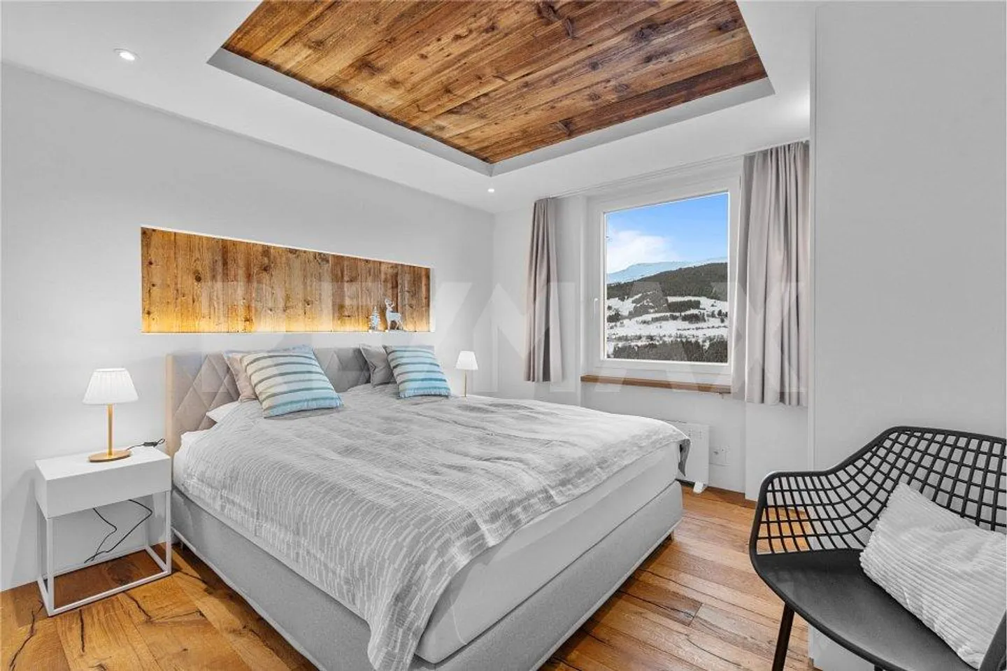 Appartamento ristrutturato di 2 ½ locali con vista incantevole, parcheggio sotterraneo - Foto 2 di 13