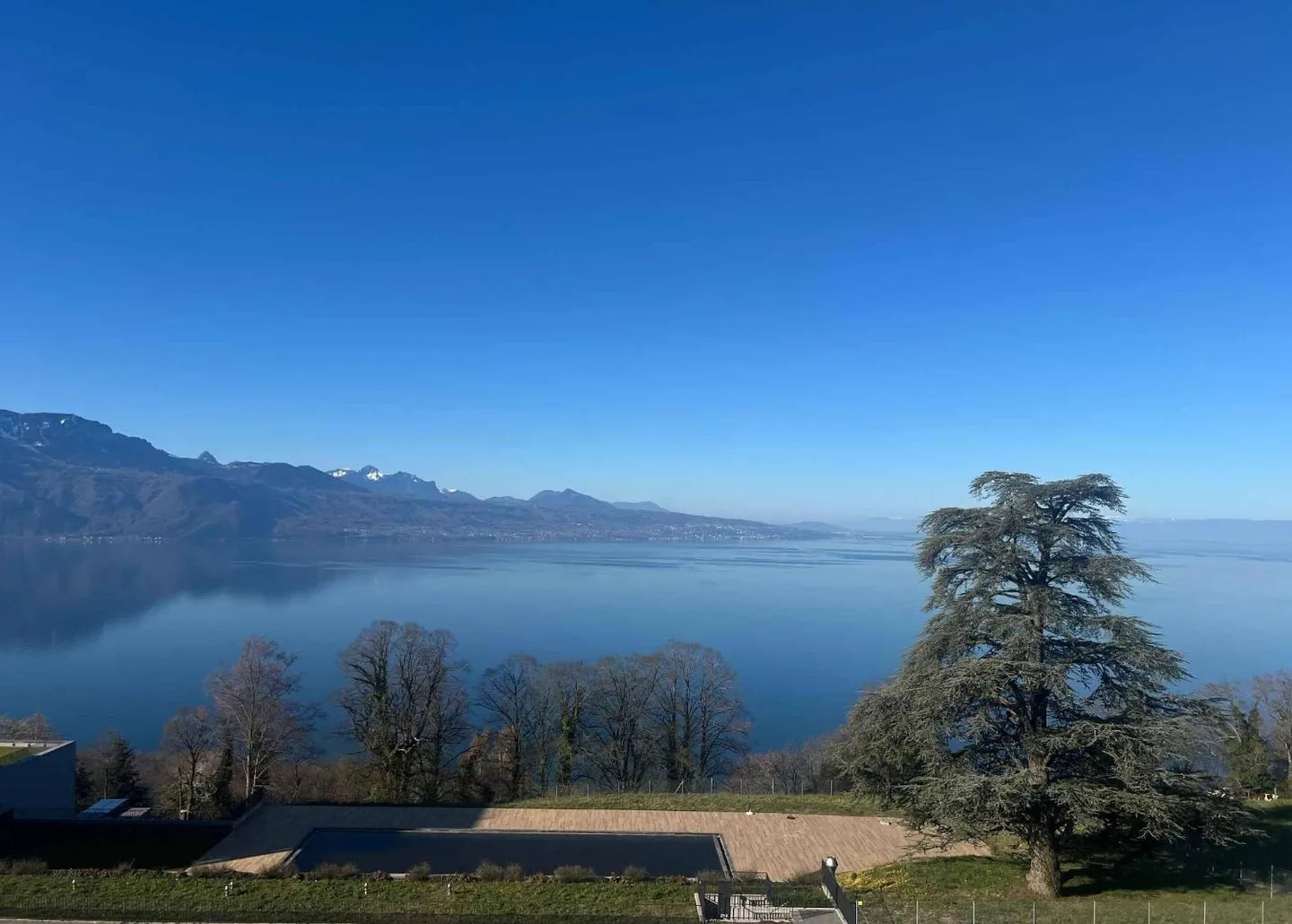 A true gem of 2.5 rooms with a large balcony and breathtaking views of Lake Geneva - Photo 1 of 13