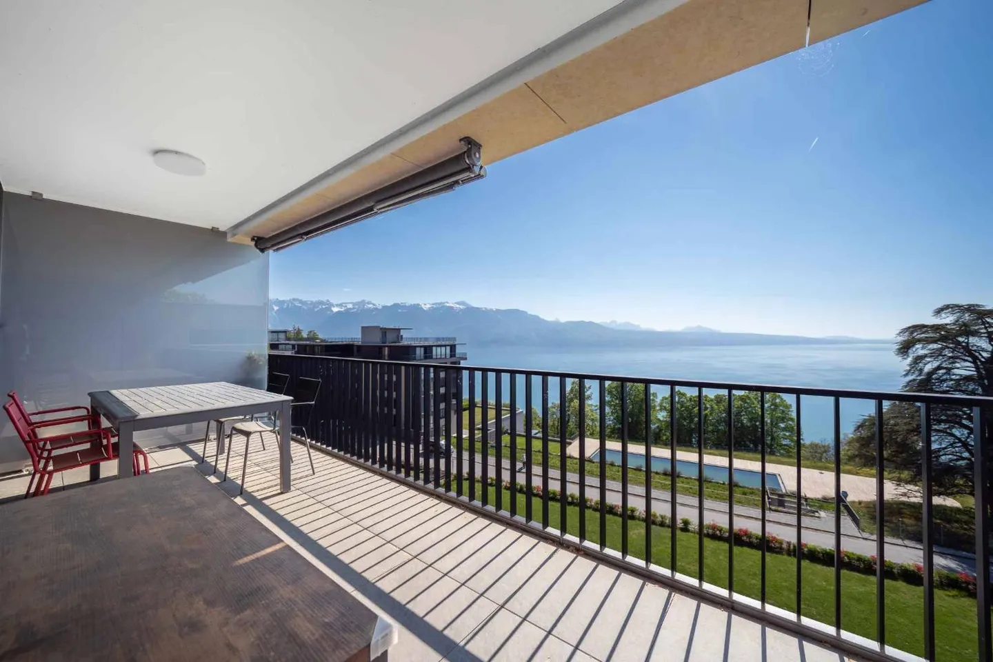 A true gem of 2.5 rooms with a large balcony and breathtaking views of Lake Geneva - Photo 2 of 13