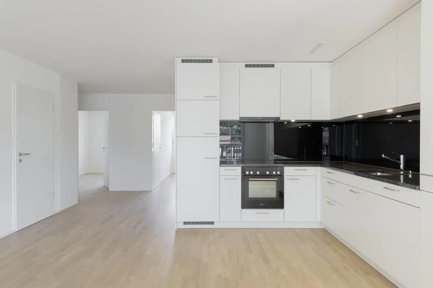 Rent without deposit - Modern and spacious living - Photo 2 of 8