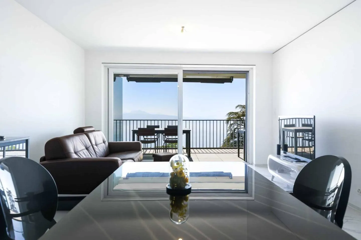 A true gem of 2.5 rooms with a large balcony and breathtaking views of Lake Geneva - Photo 4 of 13