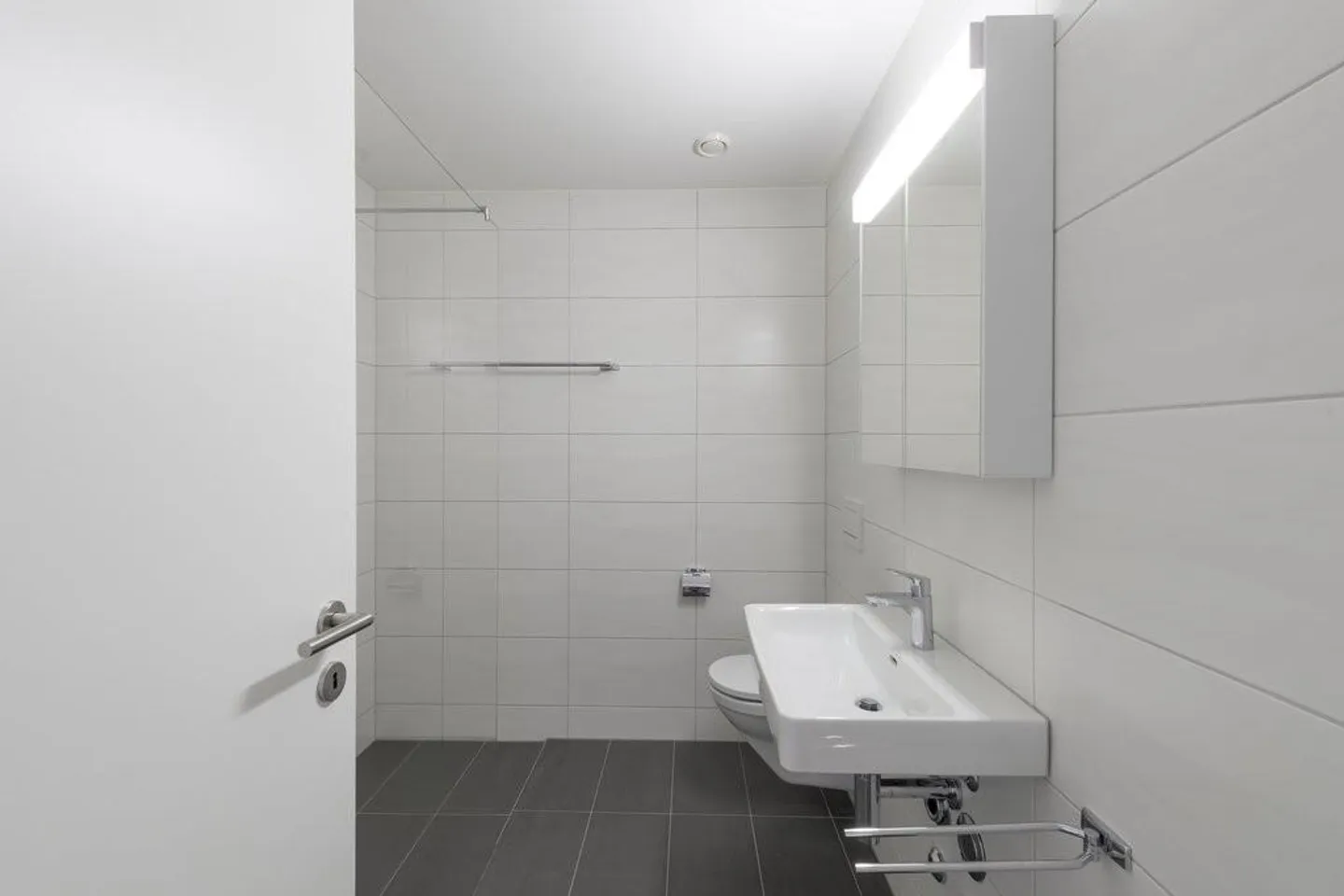 Rent without deposit - Modern and spacious living - Photo 4 of 8