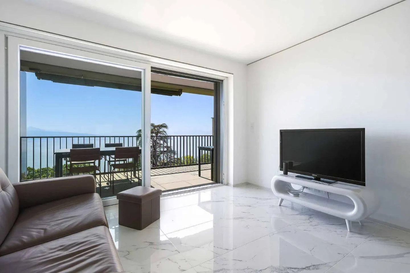 A true gem of 2.5 rooms with a large balcony and breathtaking views of Lake Geneva - Photo 5 of 13