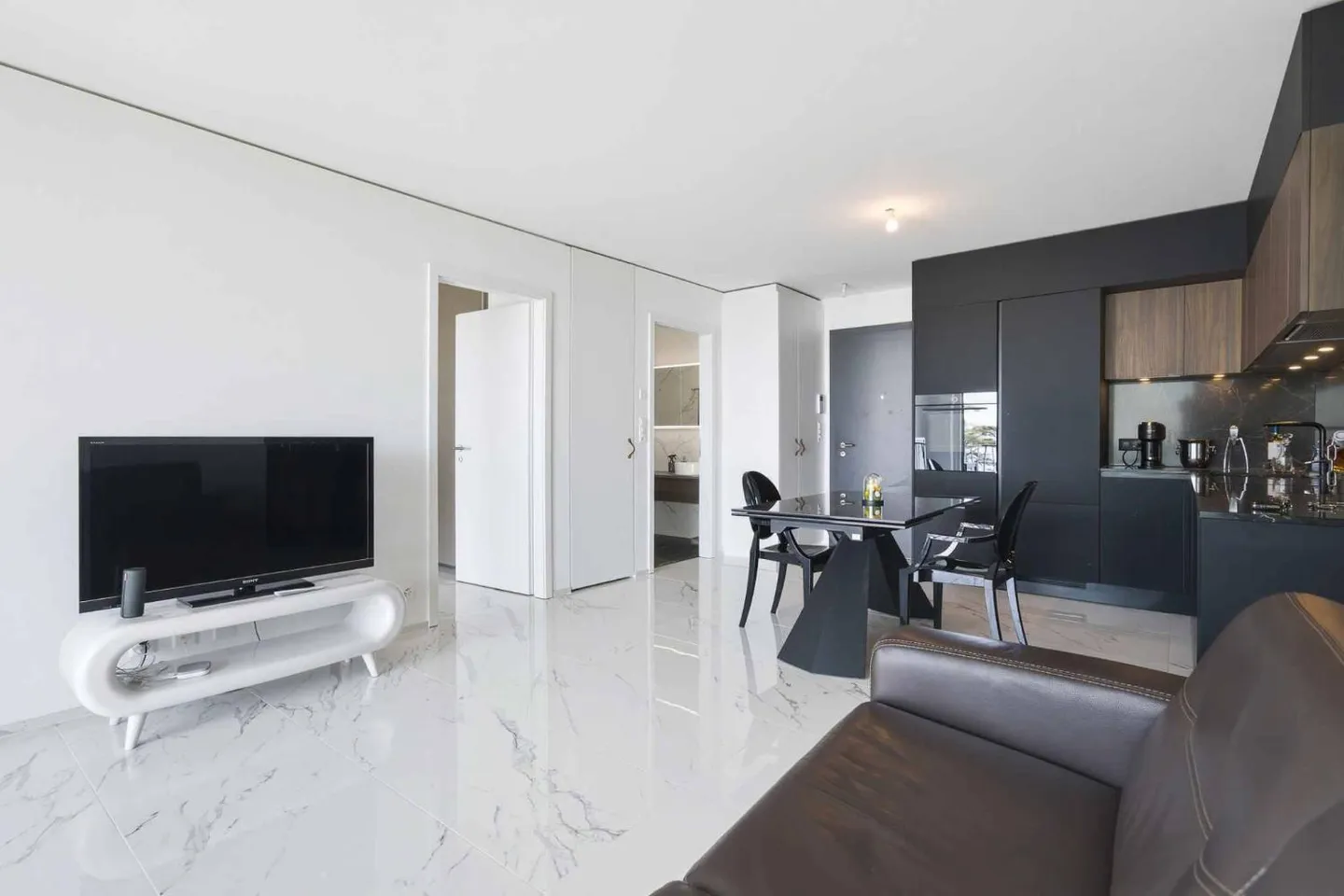 A true gem of 2.5 rooms with a large balcony and breathtaking views of Lake Geneva - Photo 6 of 13