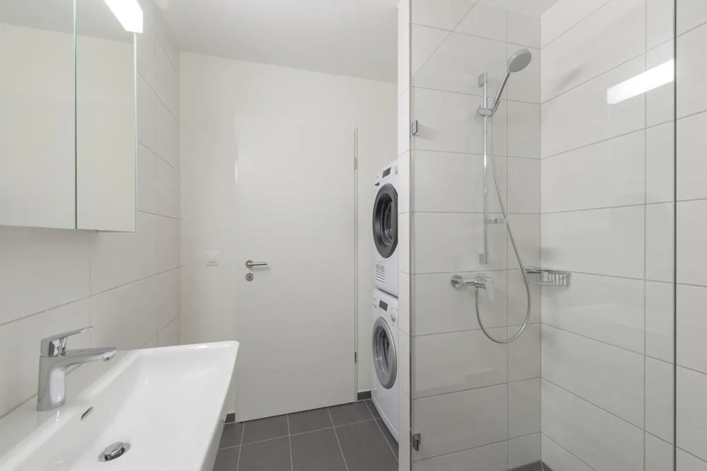 Rent without deposit - Modern and spacious living - Photo 5 of 8