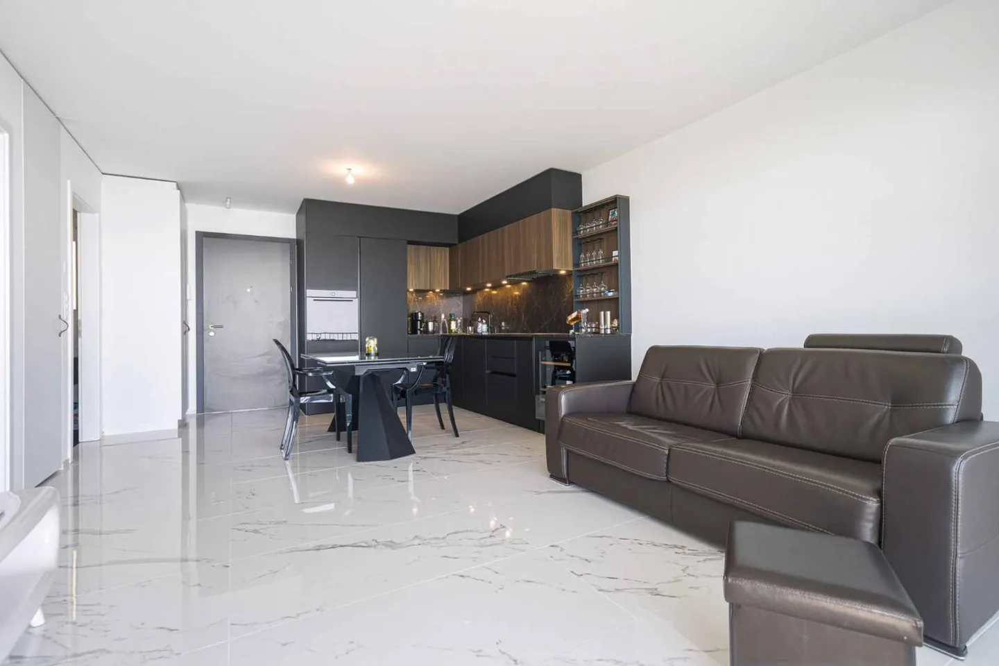 A true gem of 2.5 rooms with a large balcony and breathtaking views of Lake Geneva - Photo 7 of 13