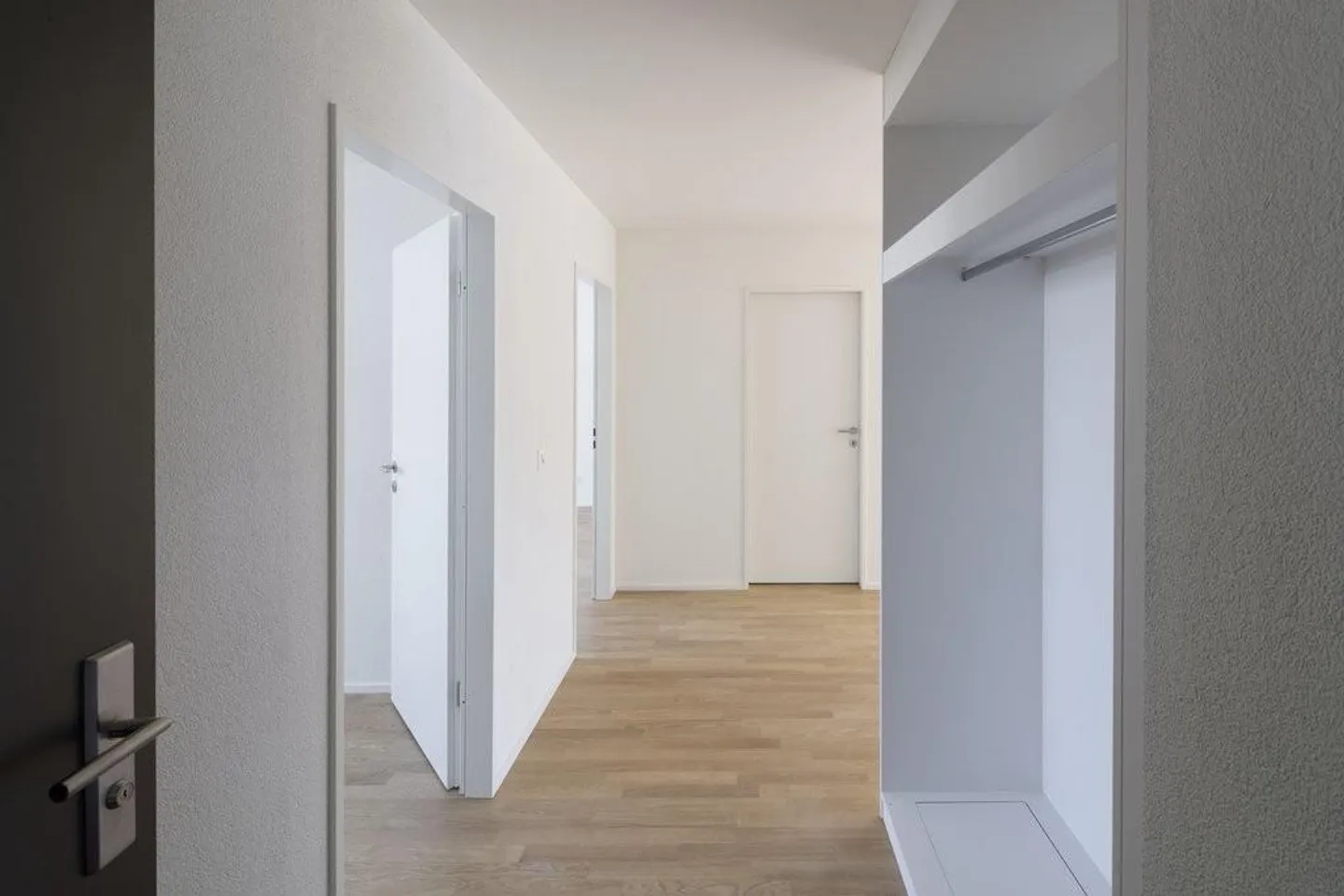 Rent without deposit - Modern and spacious living - Photo 7 of 8