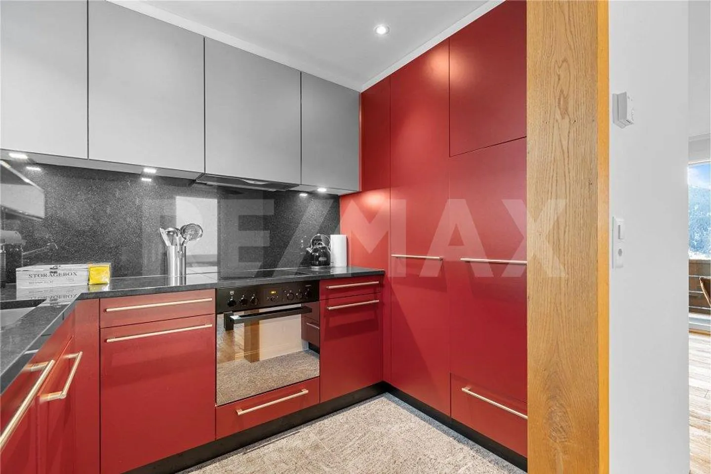 Appartamento ristrutturato di 2 ½ locali con vista incantevole, parcheggio sotterraneo - Foto 4 di 13