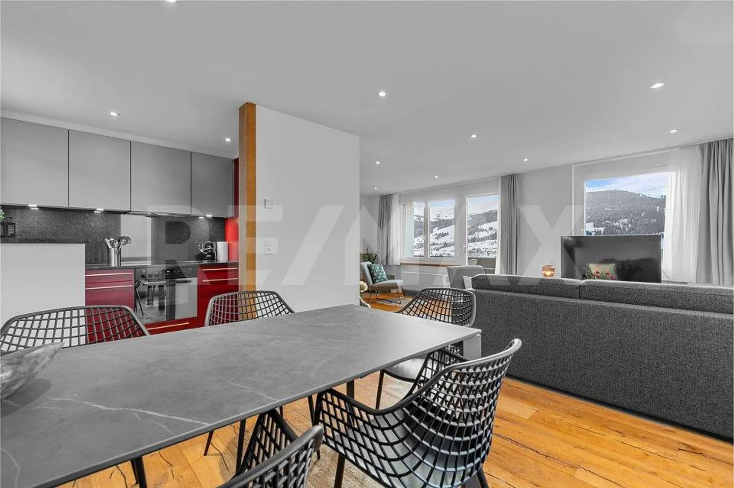 Appartamento ristrutturato di 2 ½ locali con vista incantevole, parcheggio sotterraneo - Foto 9 di 13