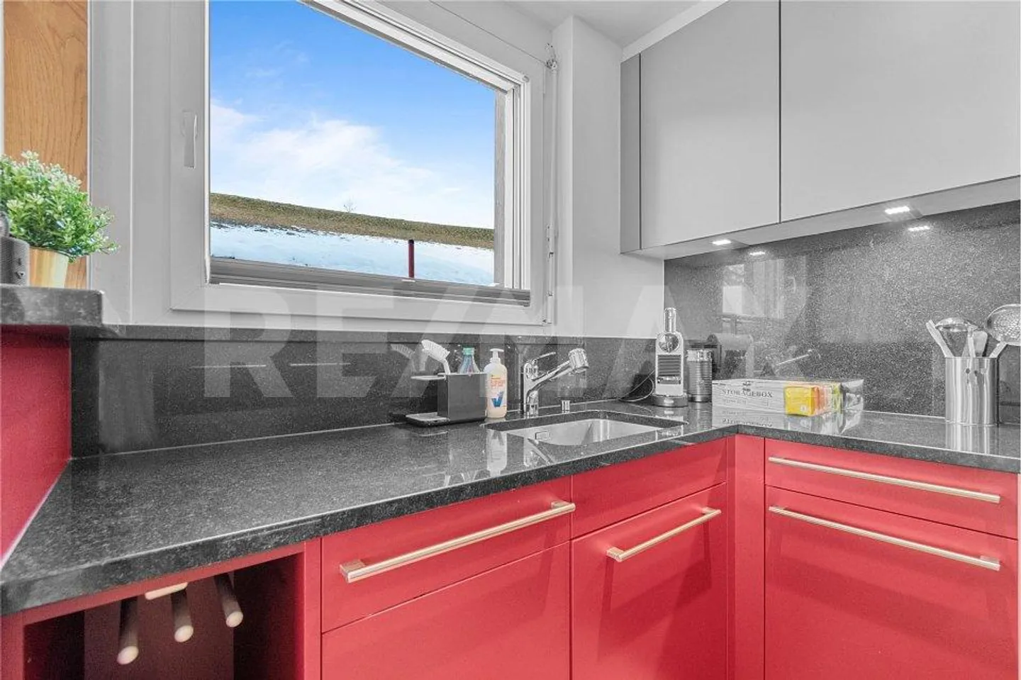 Appartamento ristrutturato di 2 ½ locali con vista incantevole, parcheggio sotterraneo - Foto 5 di 13