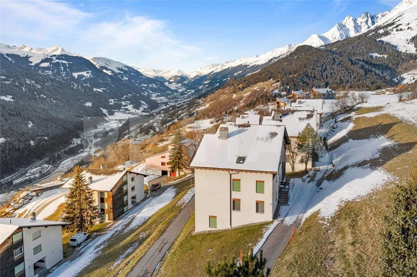 Appartamento ristrutturato di 2 ½ locali con vista incantevole, parcheggio sotterraneo - Foto 11 di 13