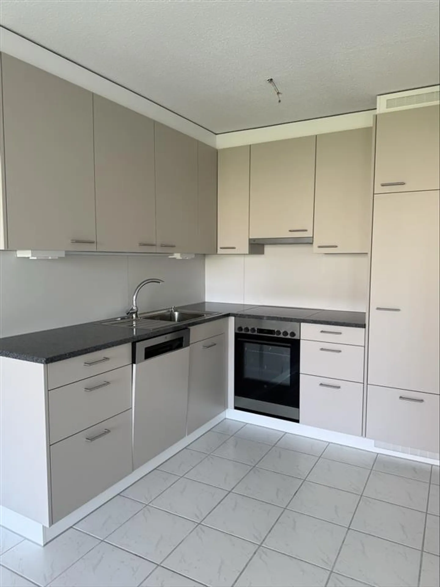 Modern 3.5-room apartment in a quiet location - Photo 1 of 6