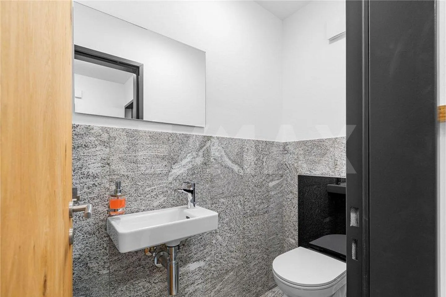 Appartamento ristrutturato di 2 ½ locali con vista incantevole, parcheggio sotterraneo - Foto 12 di 13