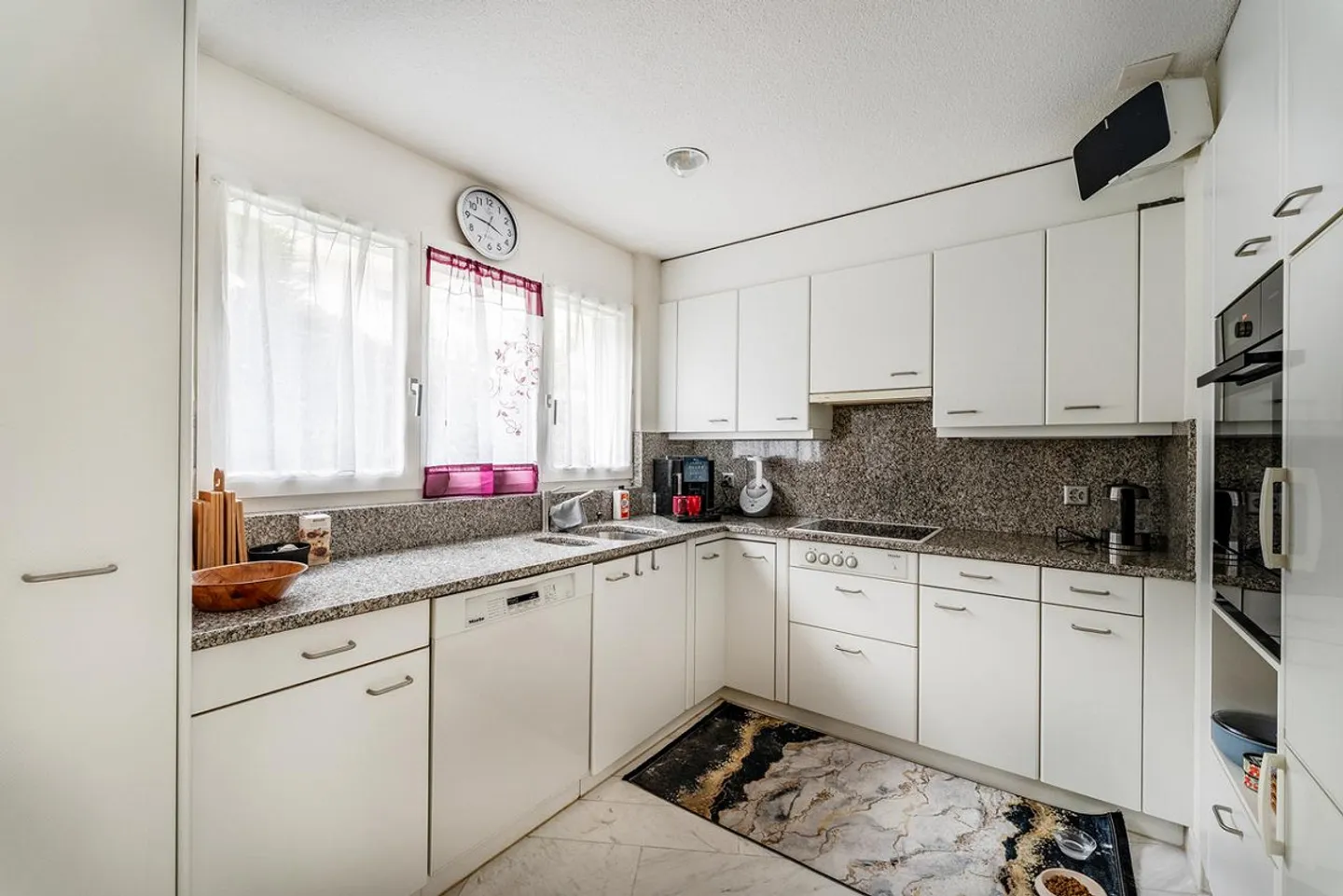 Attractive condominium in a central location - Photo 6 of 12