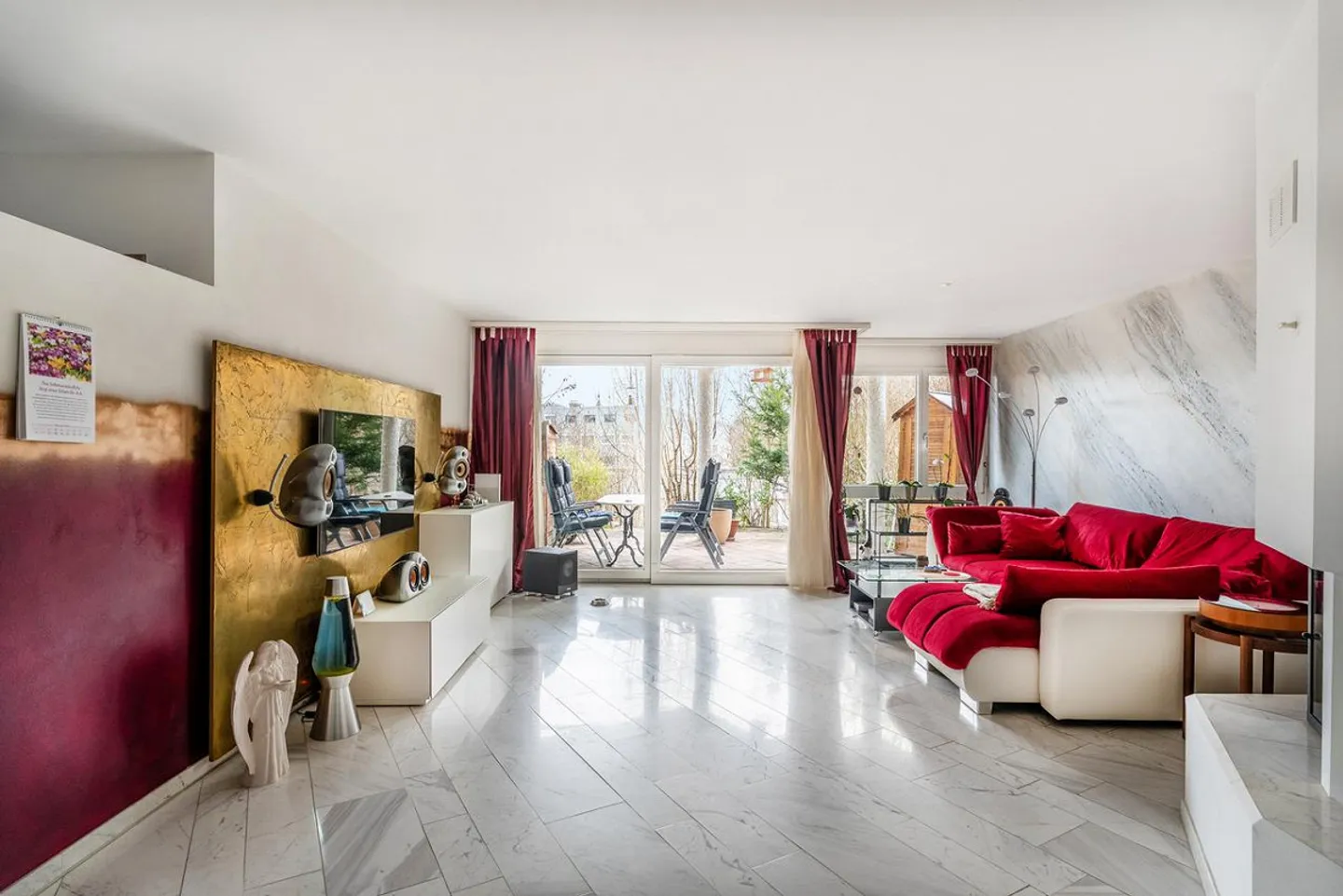 Attractive condominium in a central location - Photo 2 of 12