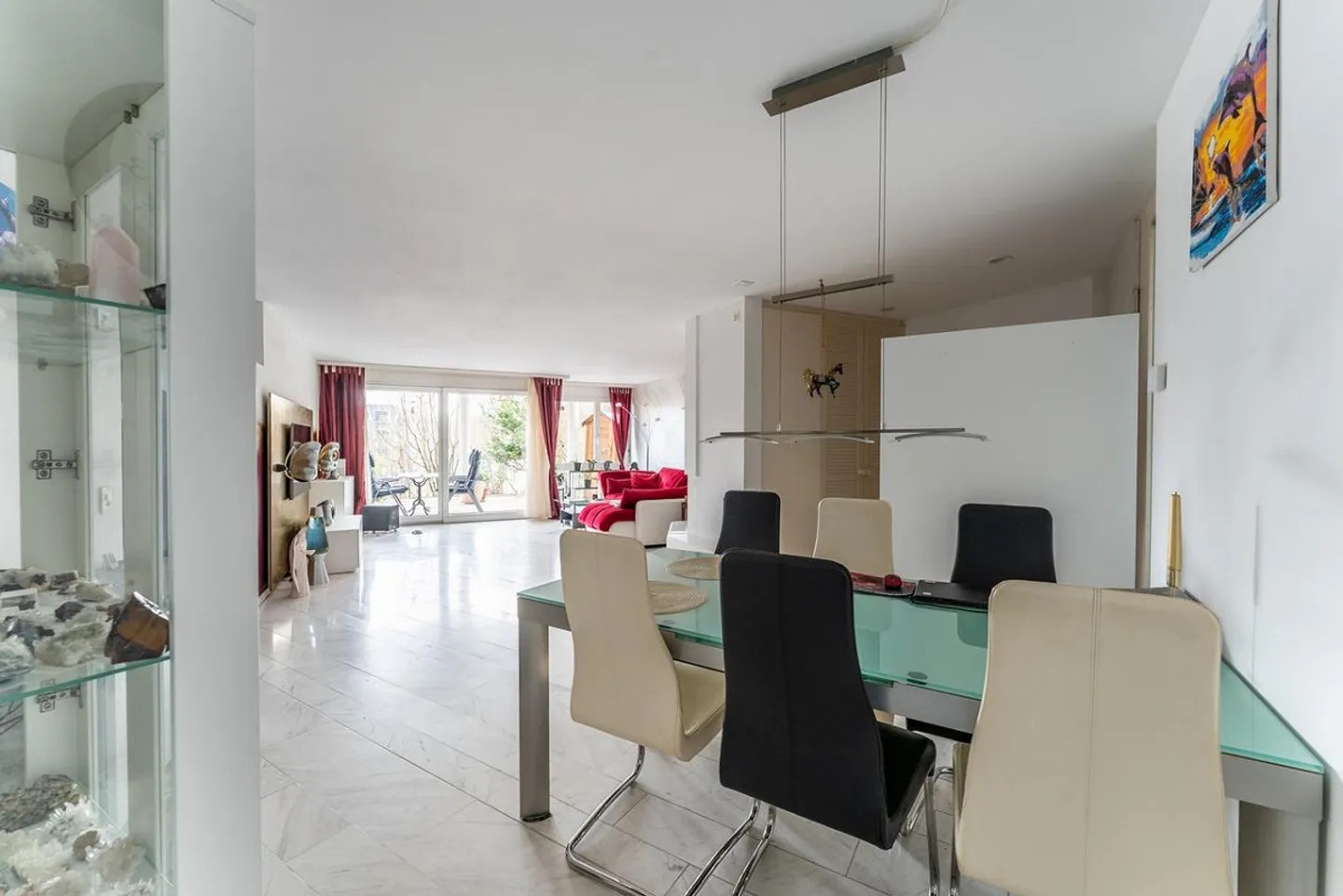 Attractive condominium in a central location - Photo 5 of 12