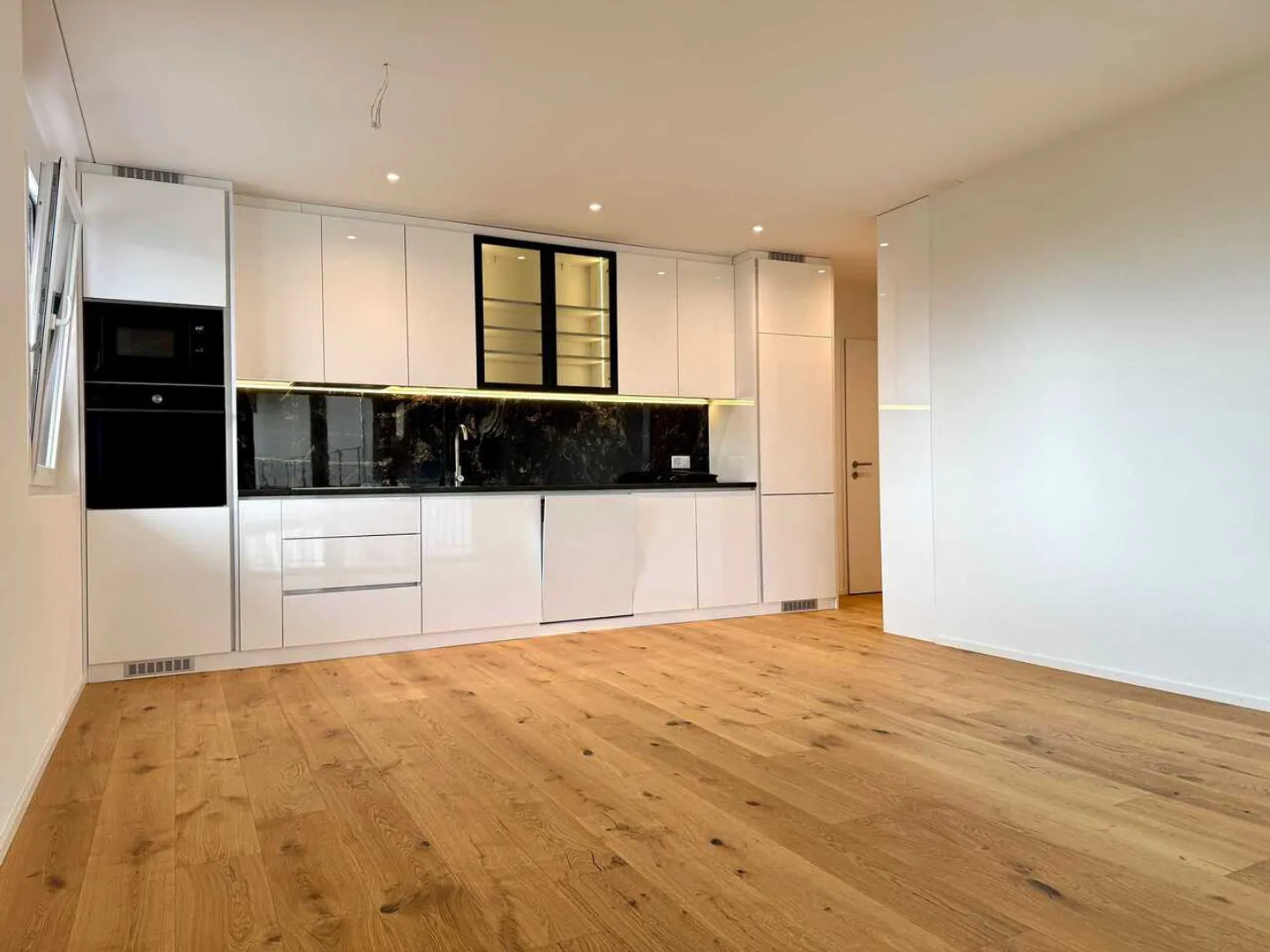 Modernes Apartment mit Balkon - Foto 2 von 13