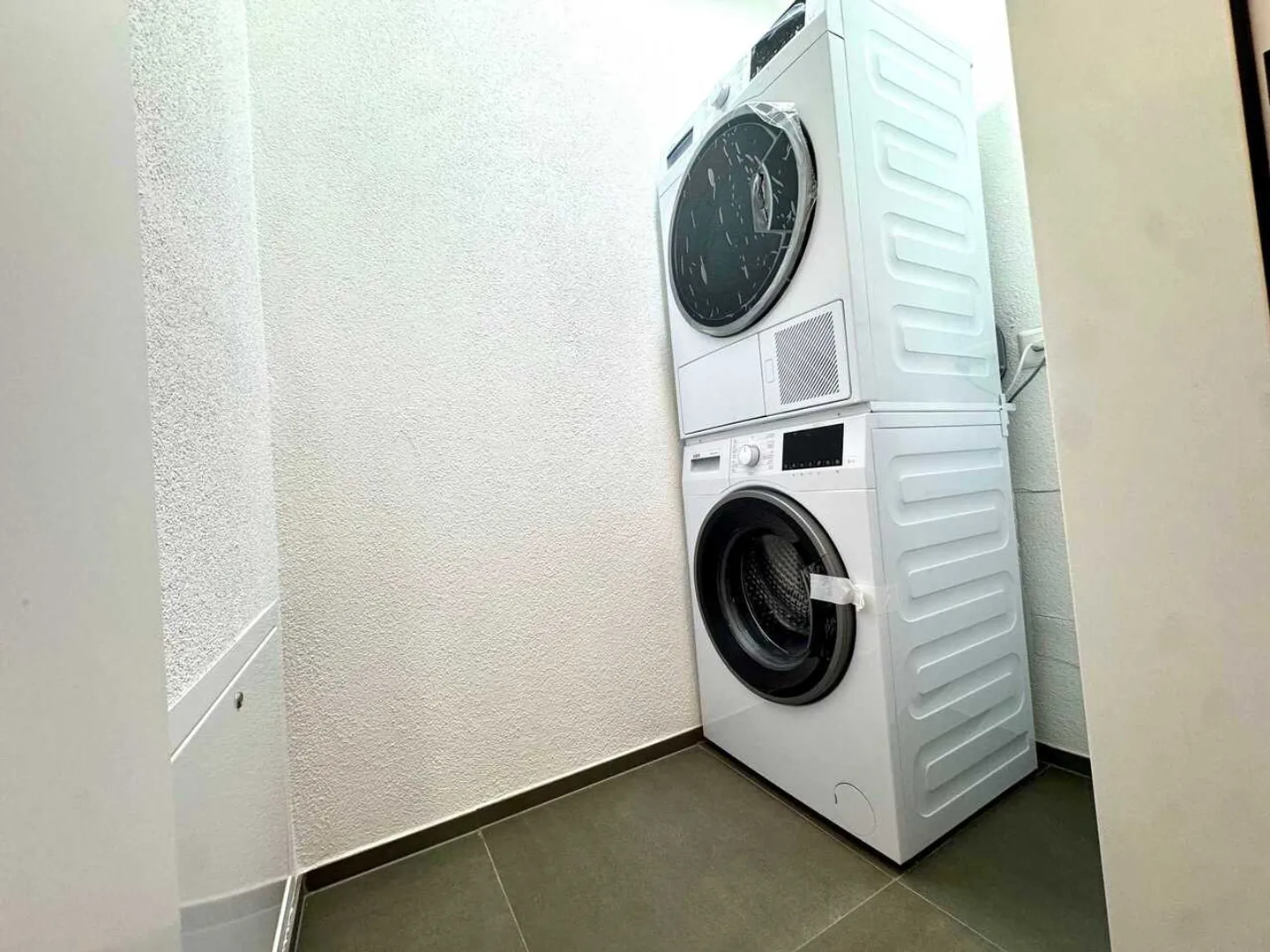 Modernes Apartment mit Balkon - Foto 8 von 13