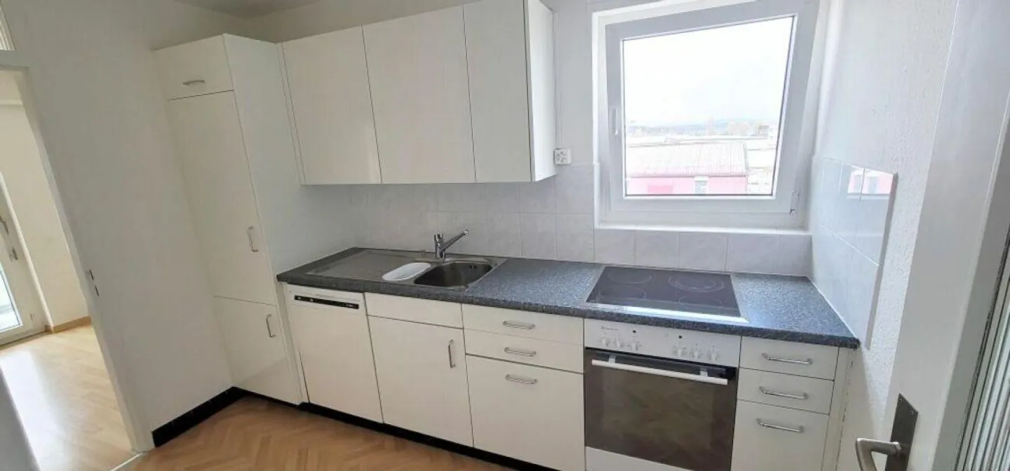 Spacieux, ensoleillé et avec une OFFRE DE STATIONNEMENT ATTRACTIVE ! - Photo 2 sur 10