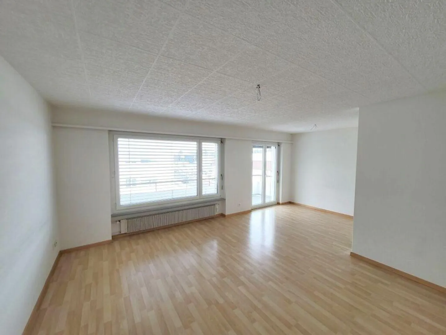 Spacieux, ensoleillé et avec une OFFRE DE STATIONNEMENT ATTRACTIVE ! - Photo 4 sur 10