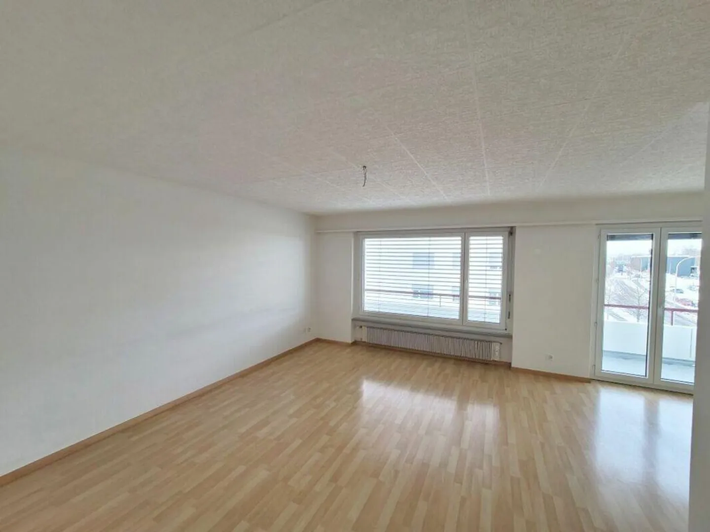 Spacieux, ensoleillé et avec une OFFRE DE STATIONNEMENT ATTRACTIVE ! - Photo 3 sur 10