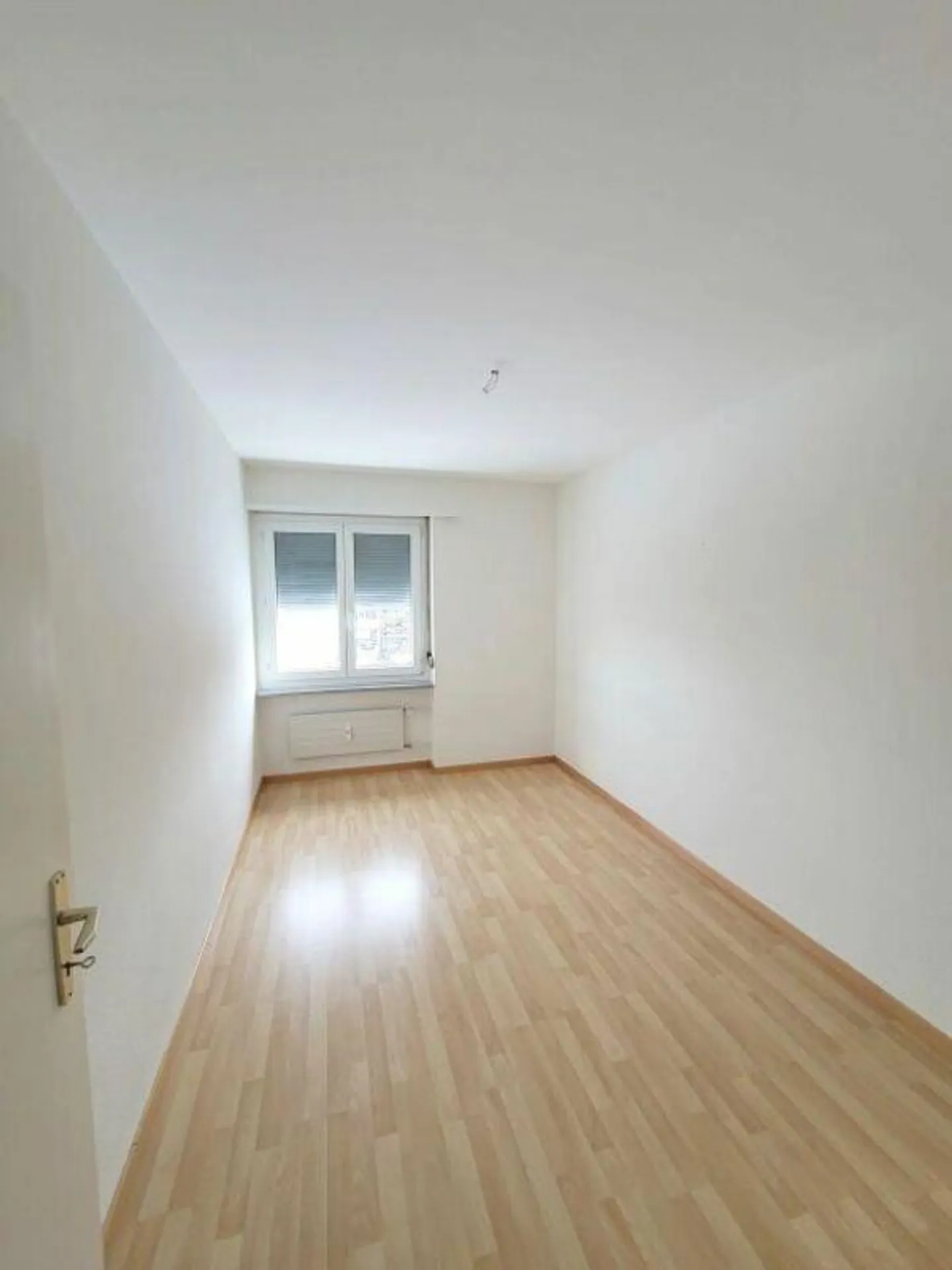 Spacieux, ensoleillé et avec une OFFRE DE STATIONNEMENT ATTRACTIVE ! - Photo 5 sur 10