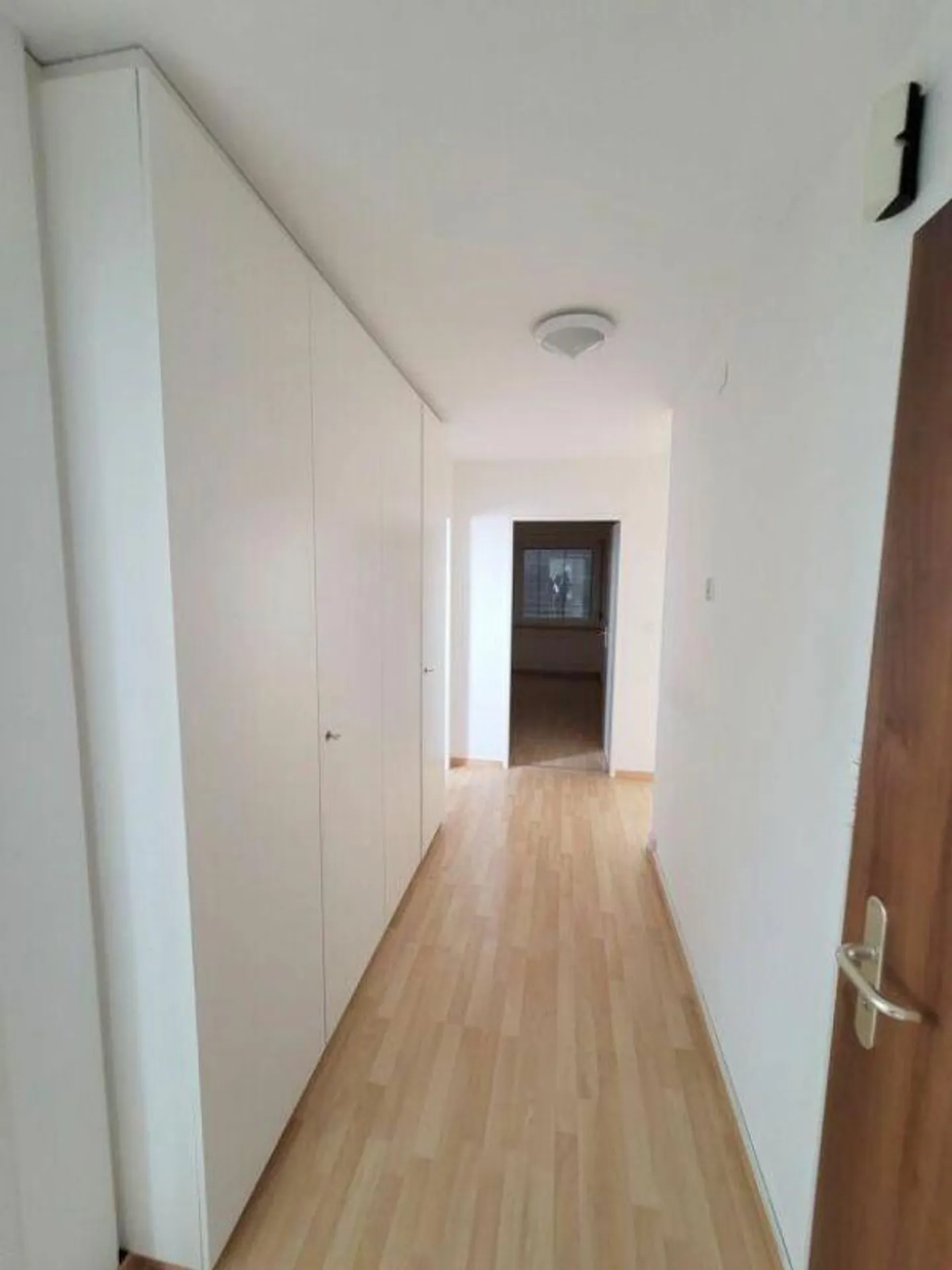 Spacieux, ensoleillé et avec une OFFRE DE STATIONNEMENT ATTRACTIVE ! - Photo 6 sur 10