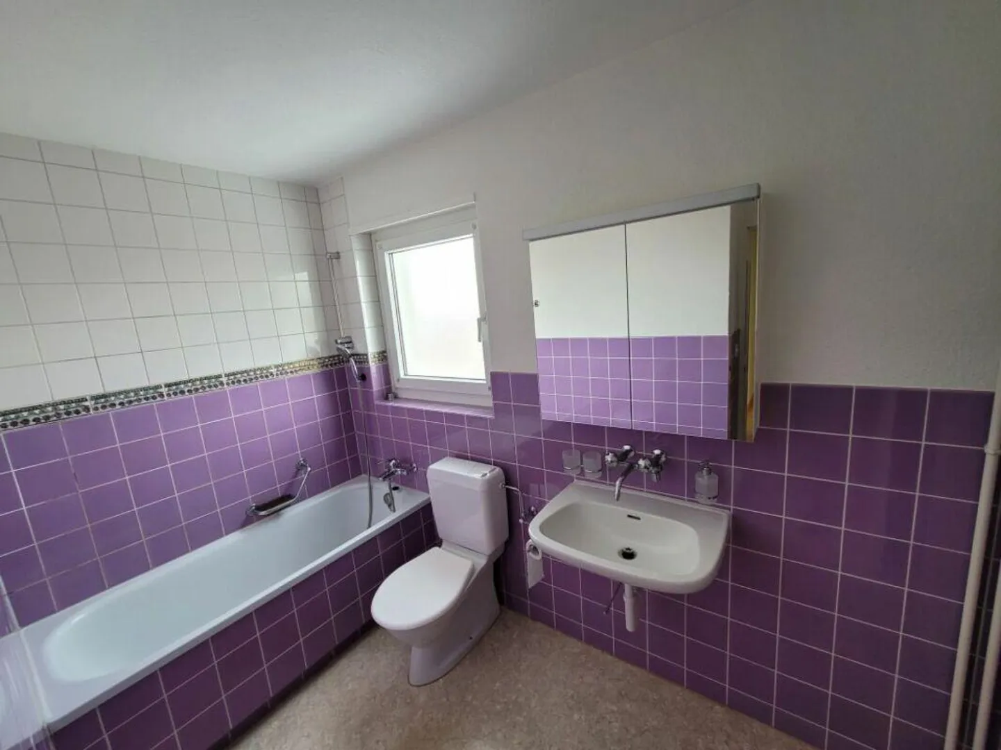 Spacieux, ensoleillé et avec une OFFRE DE STATIONNEMENT ATTRACTIVE ! - Photo 7 sur 10