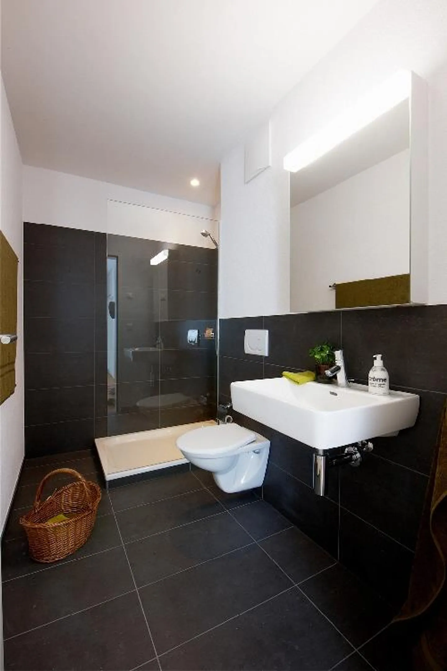 Modernes Apartment mit Balkon - Foto 8 von 9