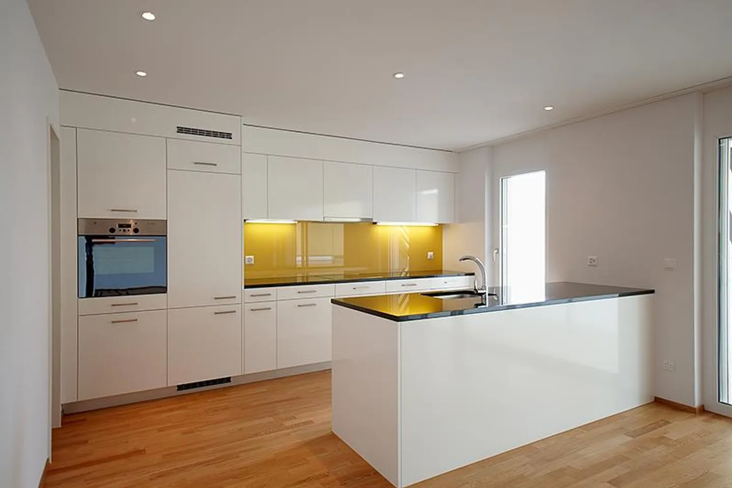 Modernes Apartment mit Balkon - Foto 4 von 9