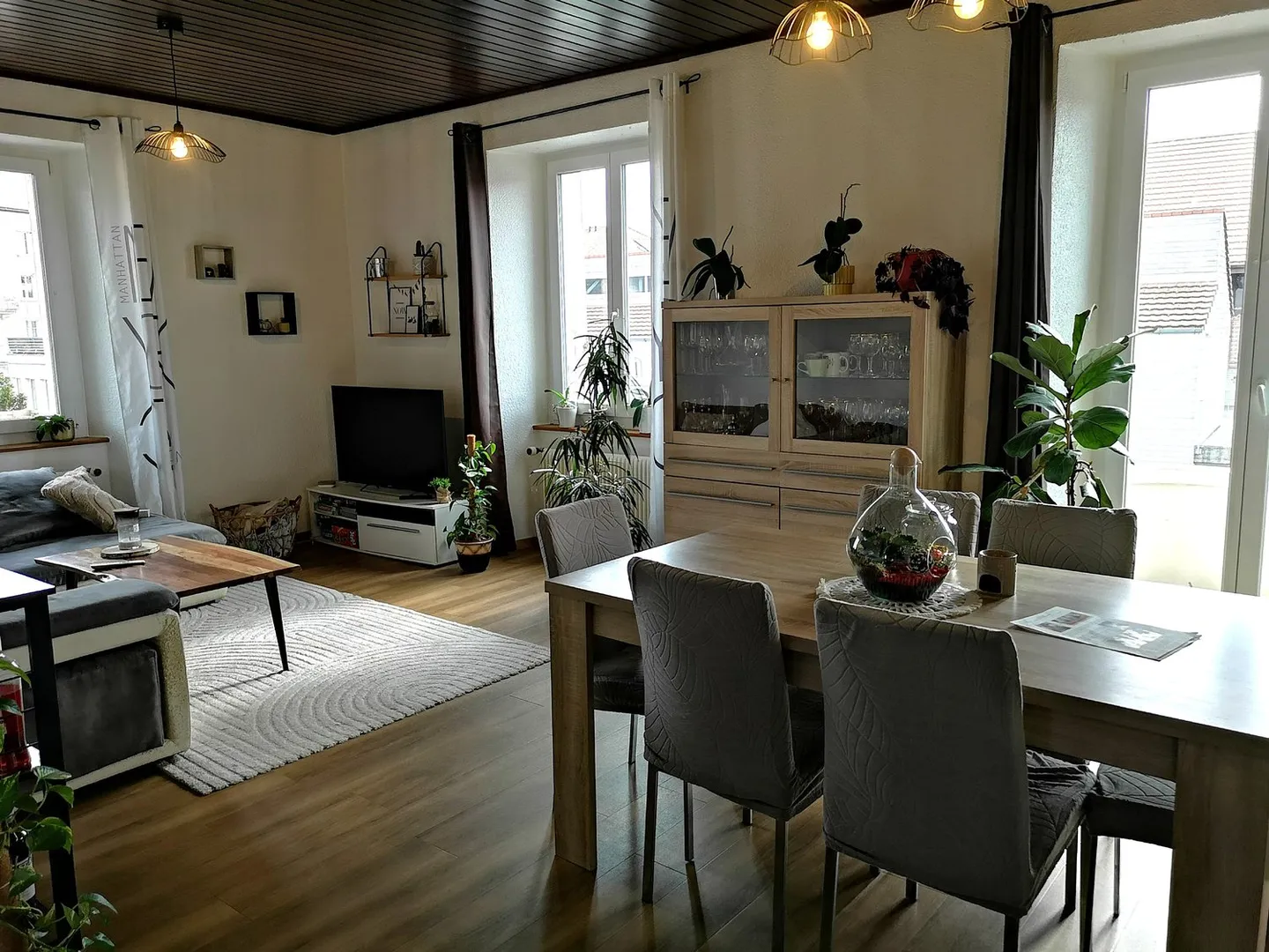 Building for sale with large multipurpose area, 3 parking spaces, 2 apartments - Photo 14 of 24