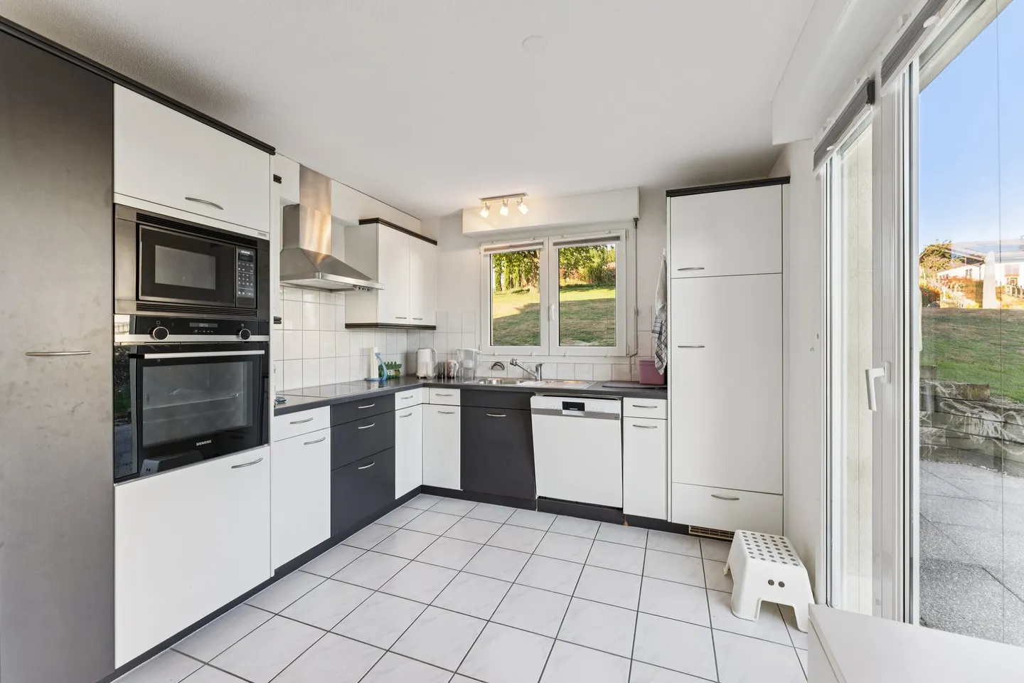 Beautiful house with 2 apartments and unobstructed view - Photo 6 of 12