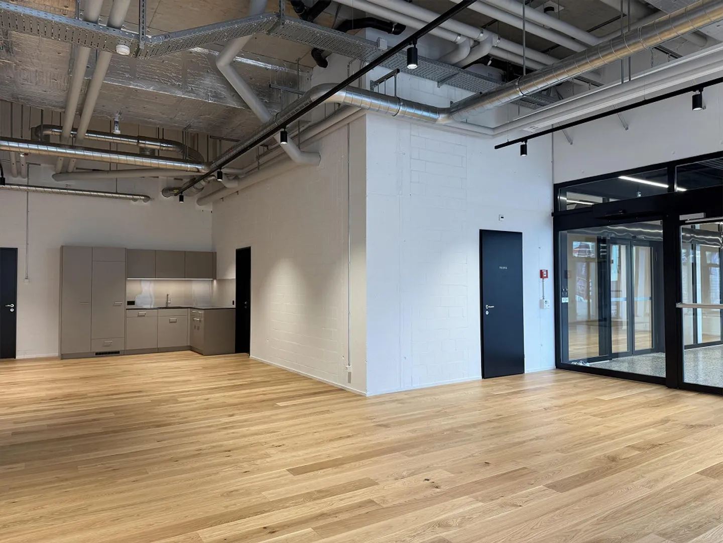 Spazio commerciale attraente incluso magazzino (172m2) nel quartiere Löwengarten - Foto 2 di 6