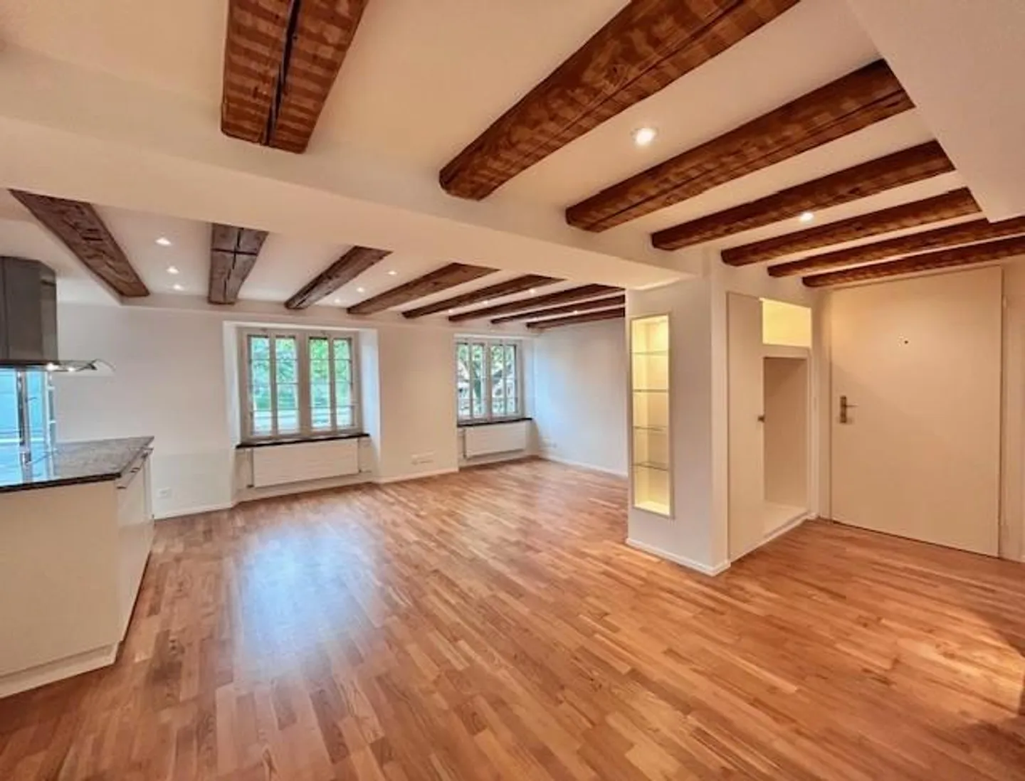 Stylish 4.5-room apartment with character in a prime location - Photo 1 of 13