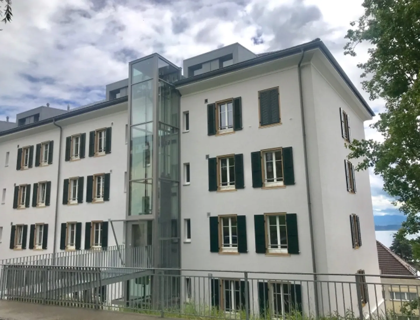 Logement entièrement rénové - Photo 2 sur 2