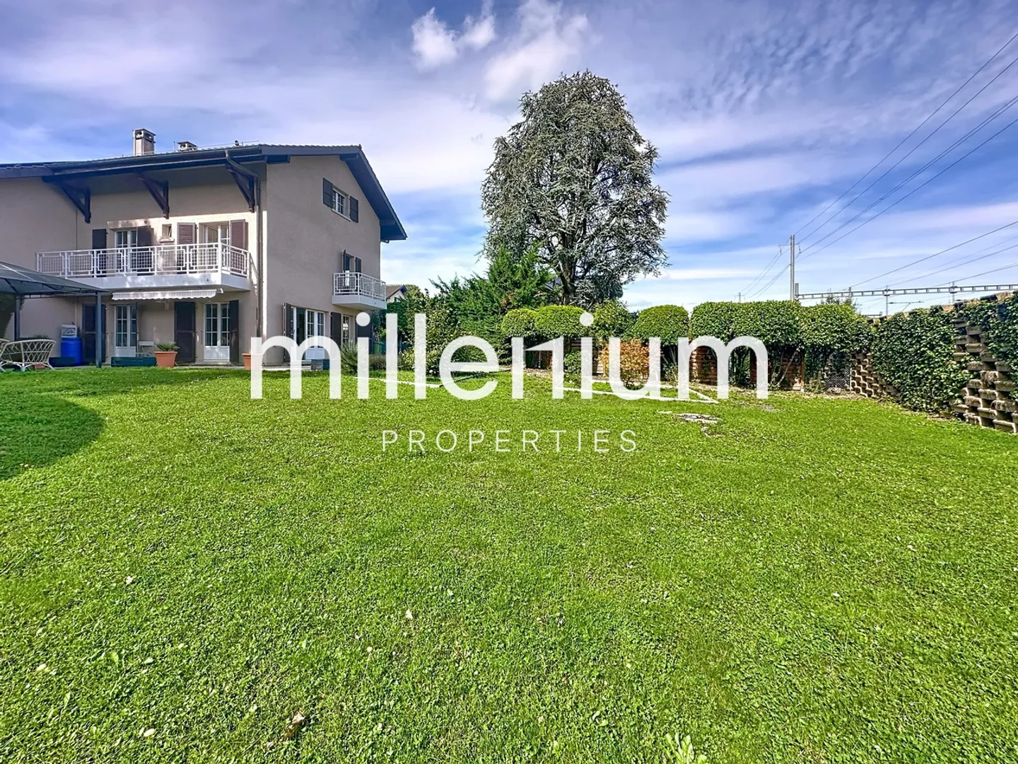 Casa a schiera luminosa con bel giardino recintato - Foto 1 di 10