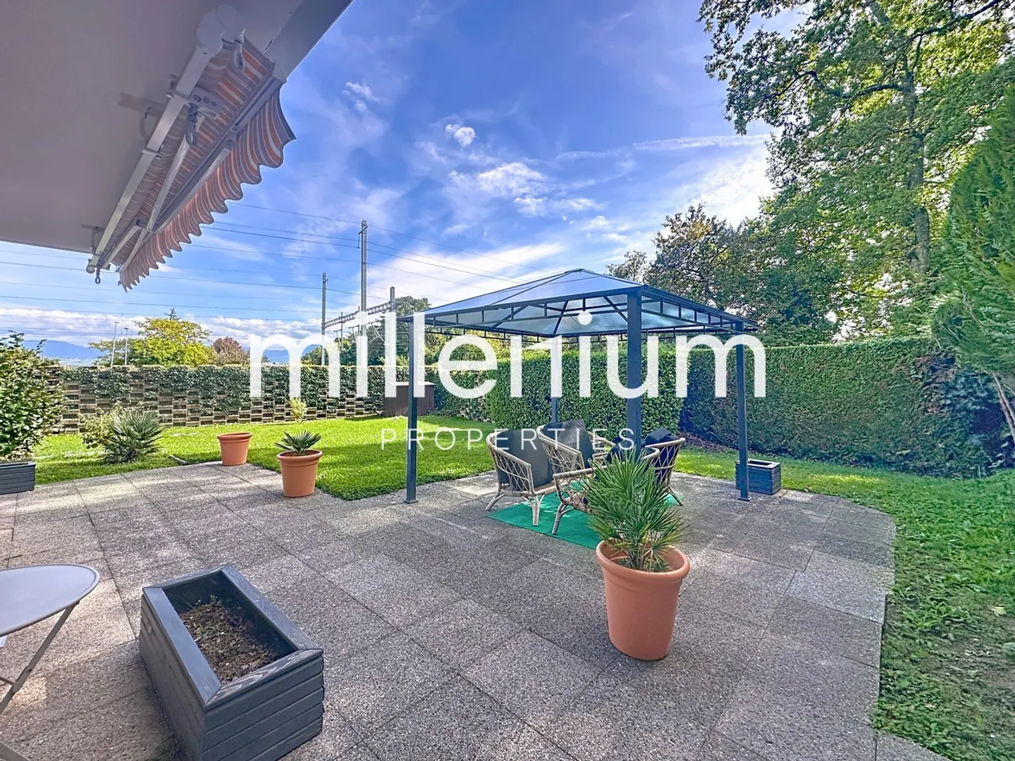Casa a schiera luminosa con bel giardino recintato - Foto 2 di 10