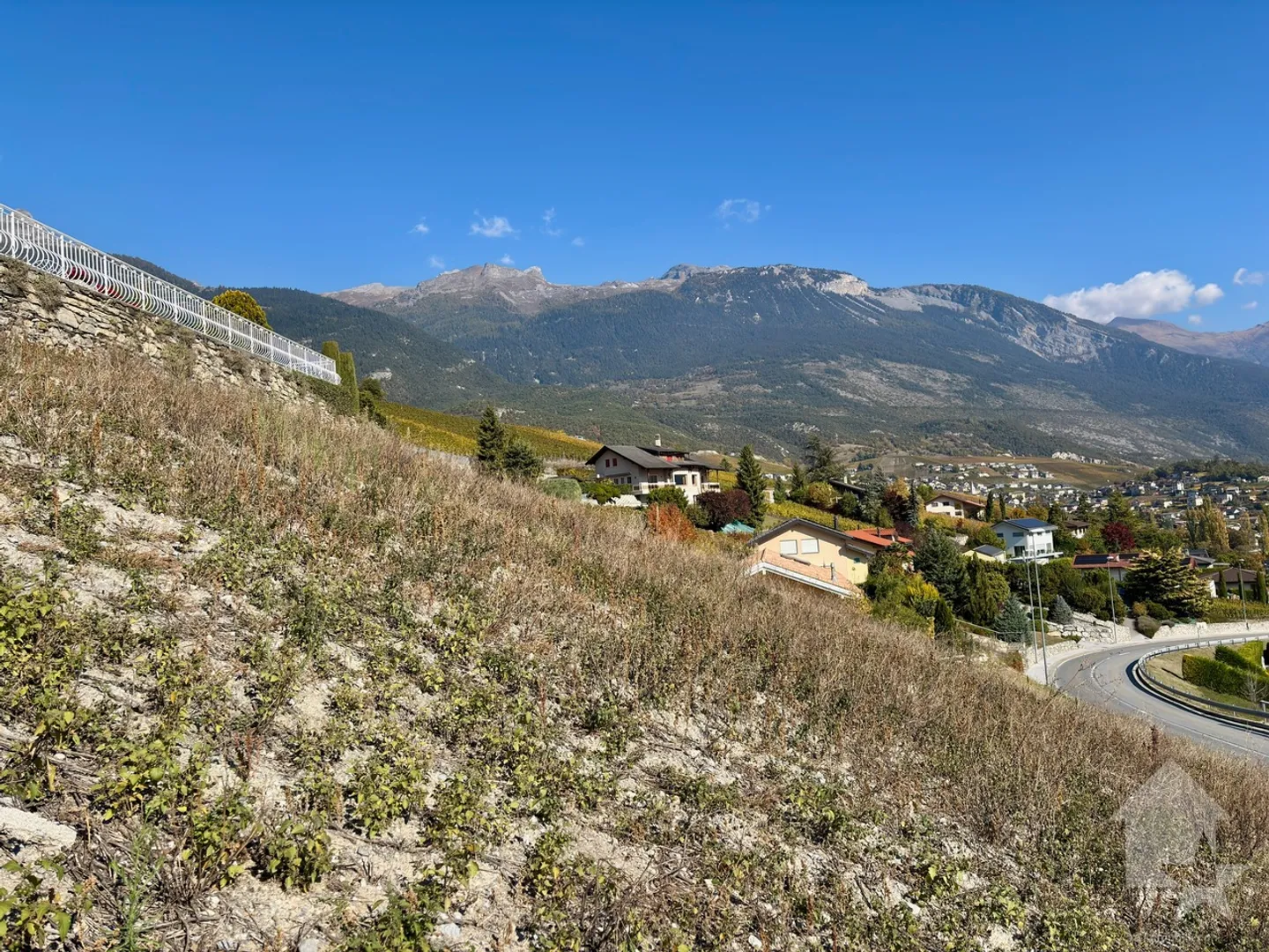 Parcelle équipée avec vue panoramique - Photo 2 sur 7