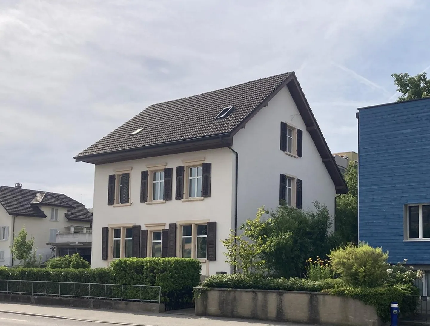 Spacieuse maison bifamiliale en bon état dans un endroit attrayant - Photo 1 sur 7